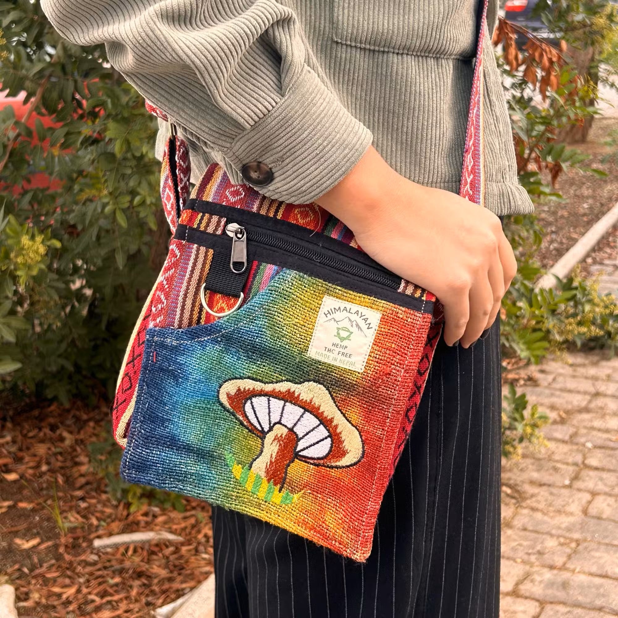 Boho Hanf-Umhängetasche „Orange Mushroom“ – Handgefertigte Partytasche mit Pilz-Stickerei