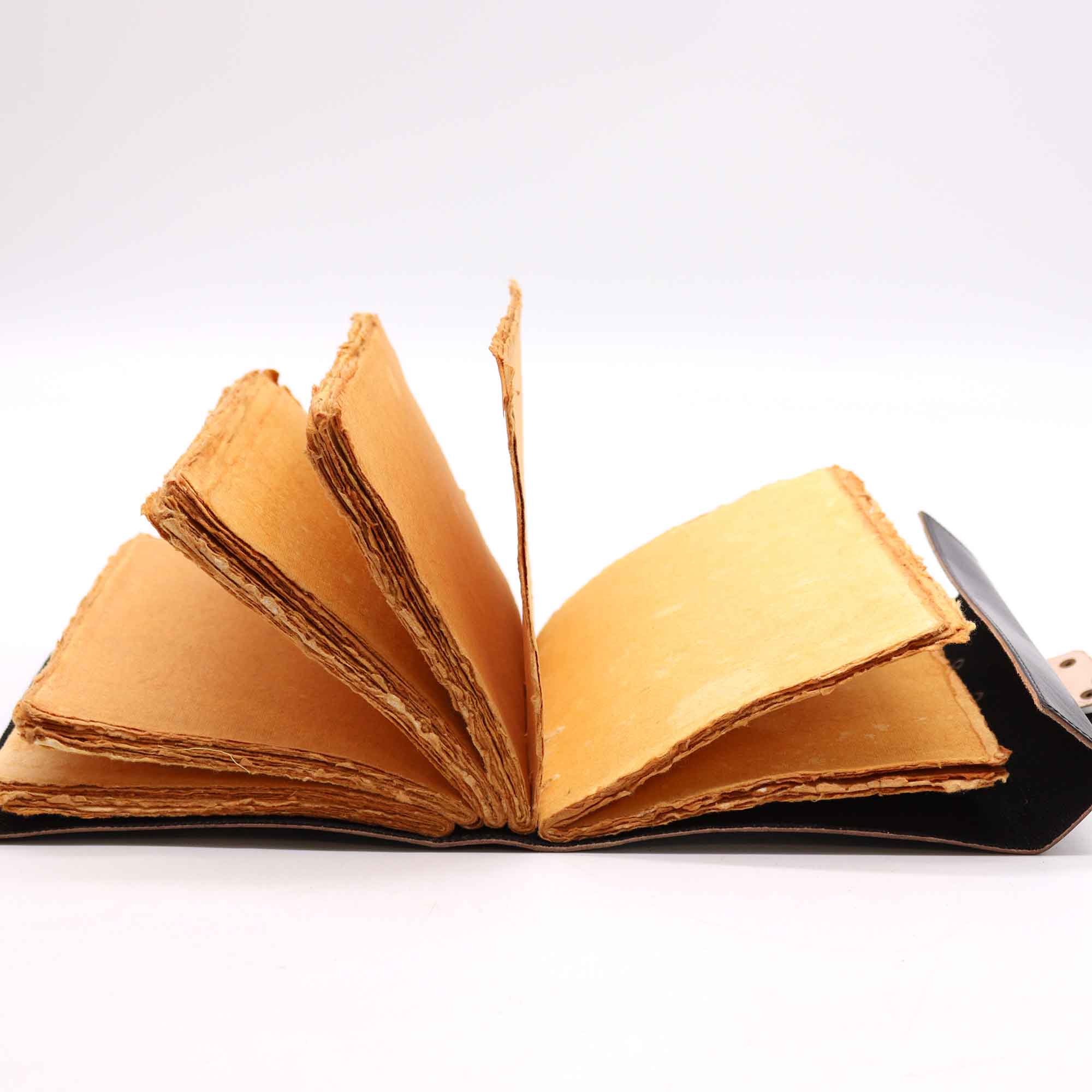 Buch der Schatten – Leder, 200 Seiten Büttenpapier (15×21 cm) mit Metallverschluss