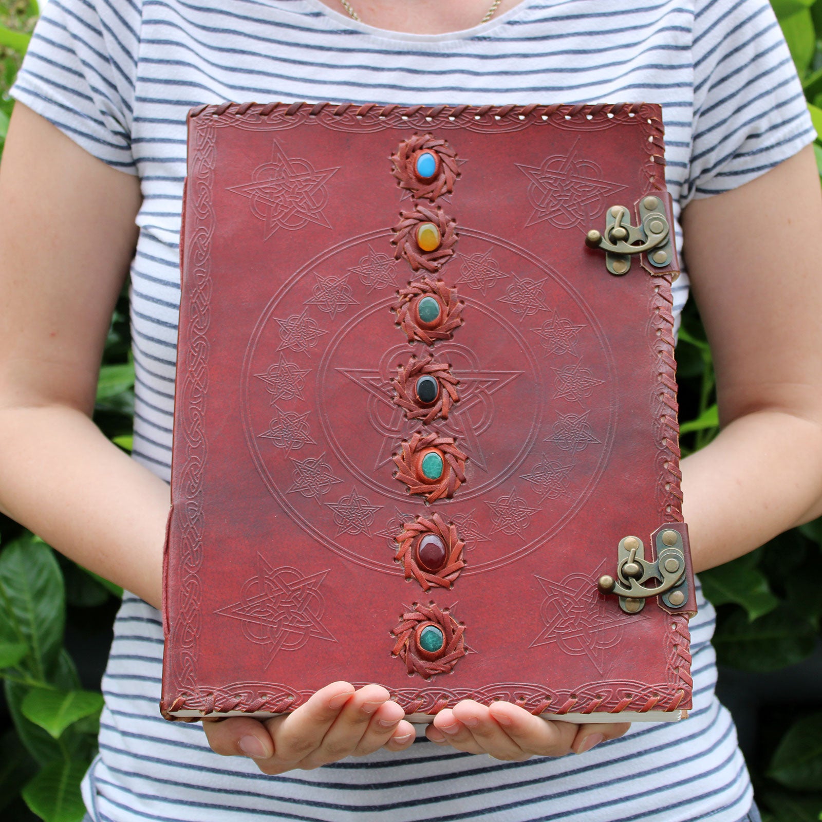 Großes 7-Chakra Lederbuch – 25 × 32,5 cm, 200 Seiten (mit Doppelverschluss)