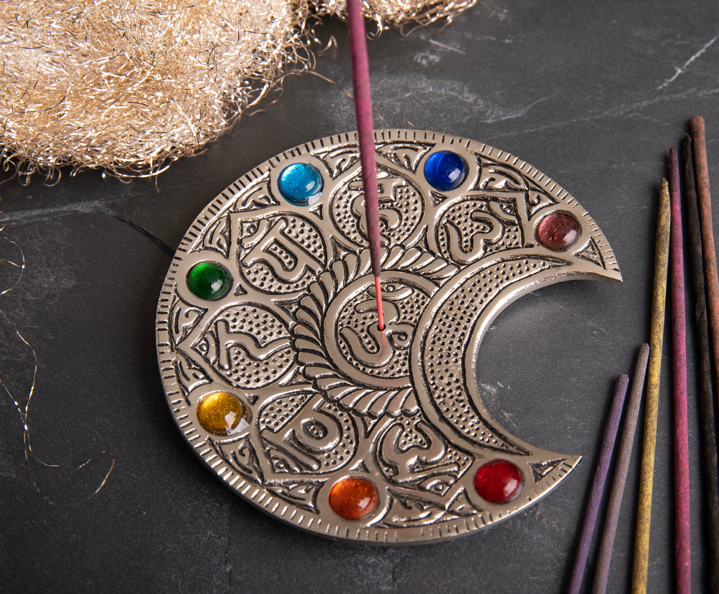 Mond mit Chakraglassteinchen & Mantra aus Weißmetall - Räucherstäbchenhalter