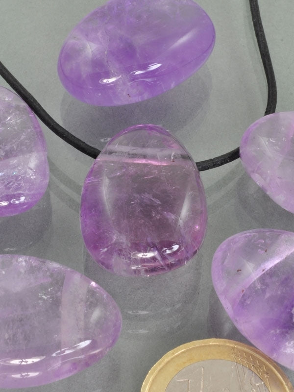 Amethyst - Trommelstein gebohrt - regelmäßige (symmetrische) Form
