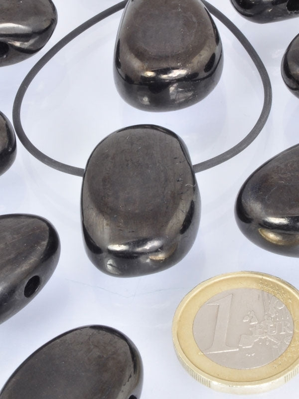 Gagat - Trommelstein gebohrt - regelmäßige (symmetrische) Form