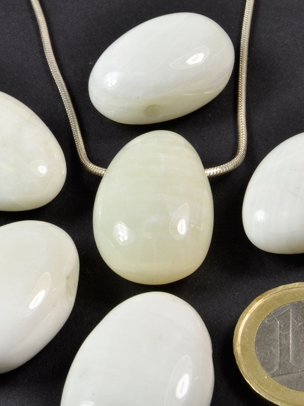 Weißer Perlmutt - Trommelstein gebohrt - regelmäßige (symmetrische) Form