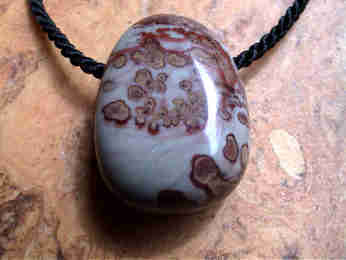 Trommelsteine, gebohrt - Porzellanit