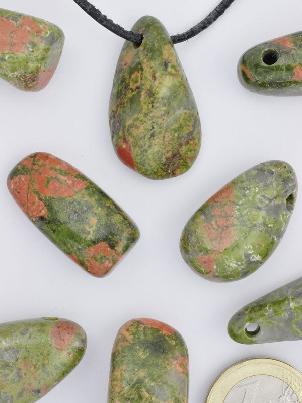 Unakit - Trommelstein gebohrt