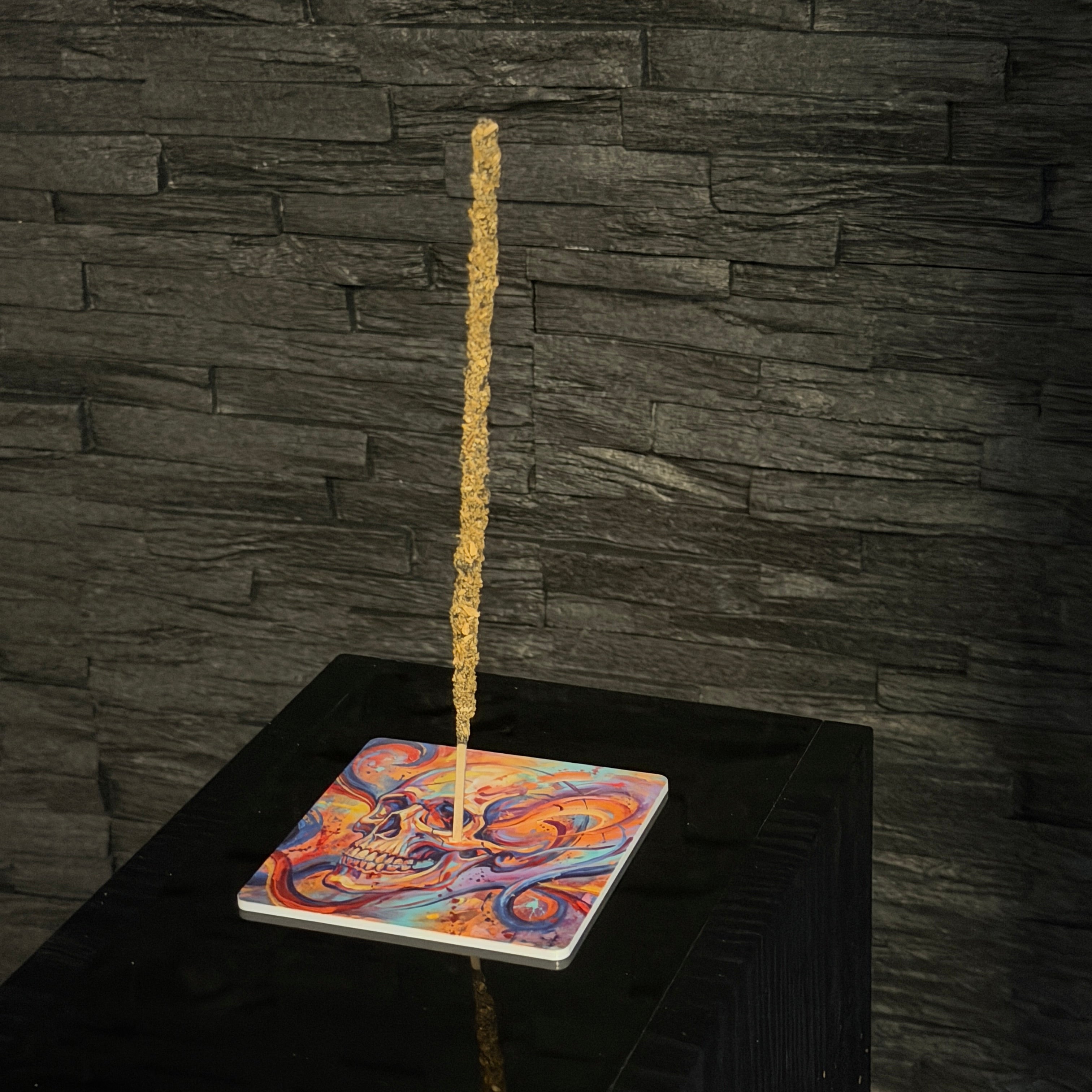 Ahnenschädel – Motiv 10 | Abstrakter Räucherstäbchenhalter aus Acryl - 10 × 10 cm