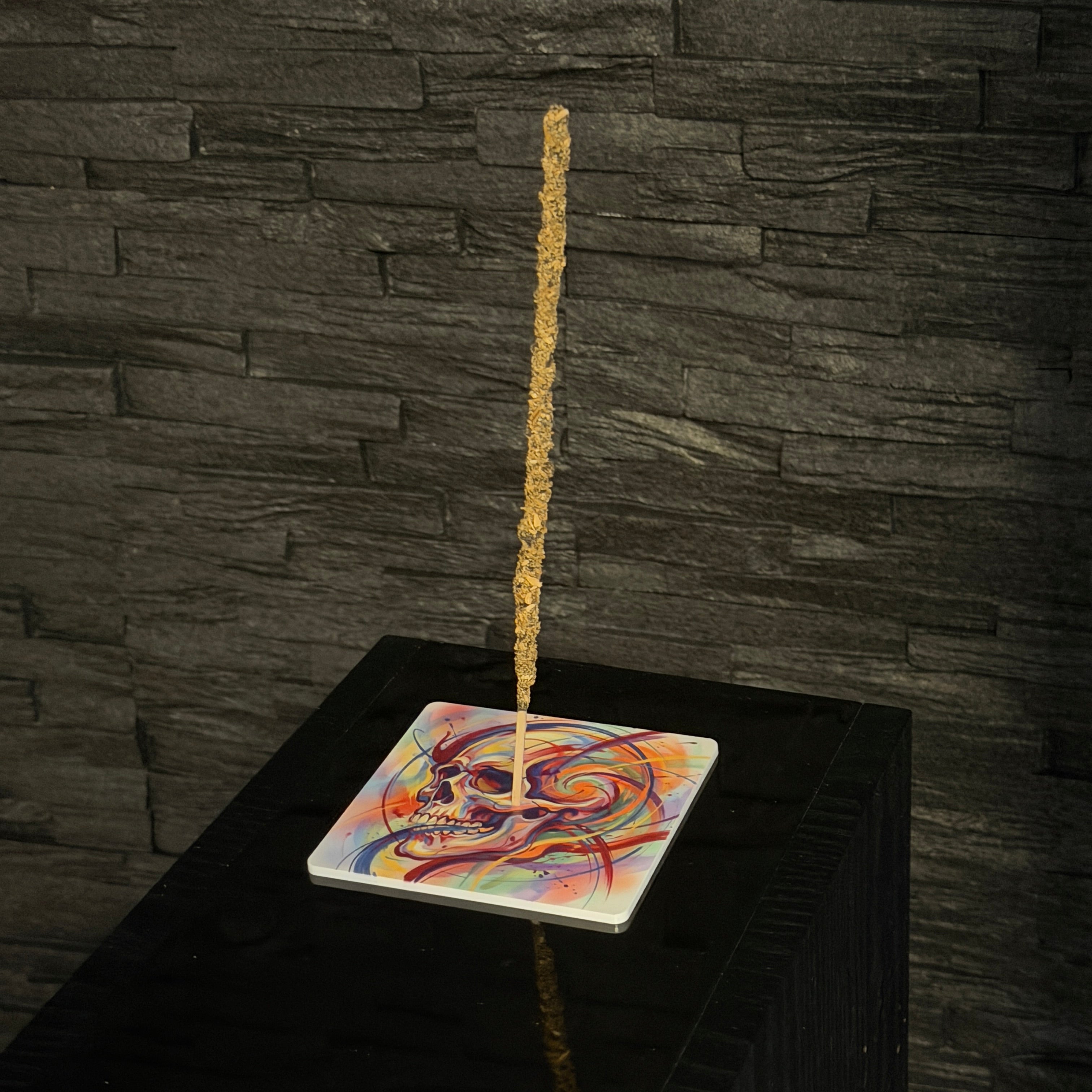 Ahnenschädel – Motiv 12 | Abstrakter Räucherstäbchenhalter aus Acryl - 10 × 10 cm