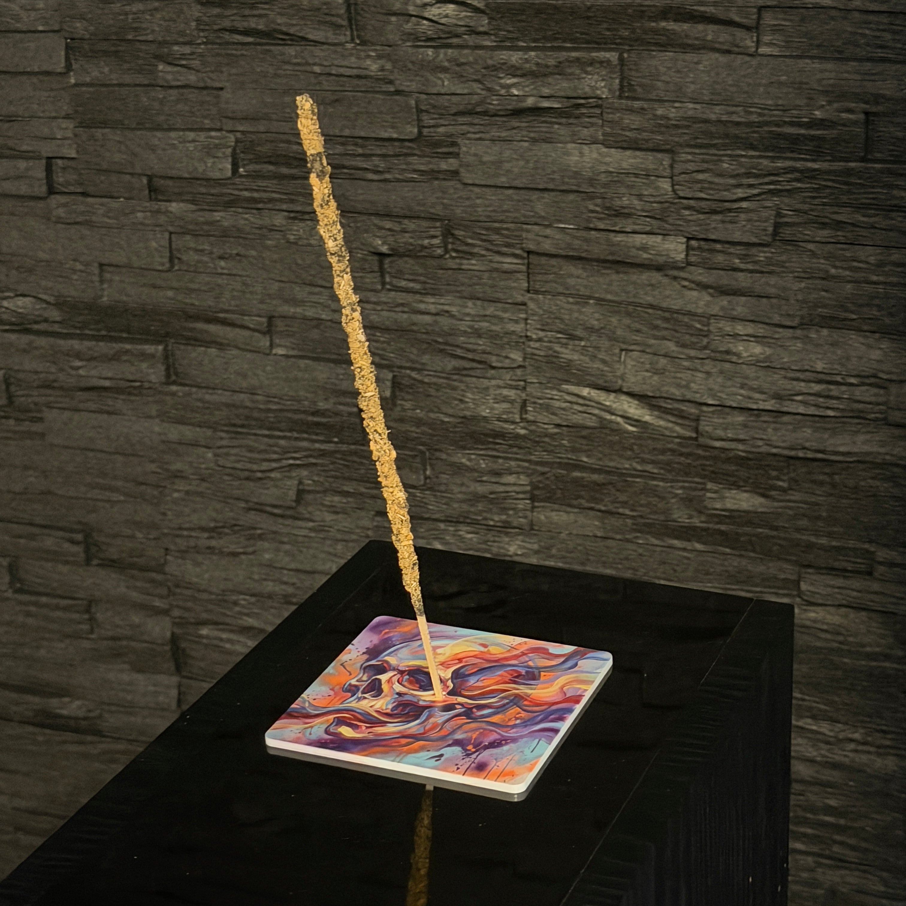 Ahnenschädel – Motiv 1 | Abstrakter Räucherstäbchenhalter aus Acryl - 10 × 10 cm