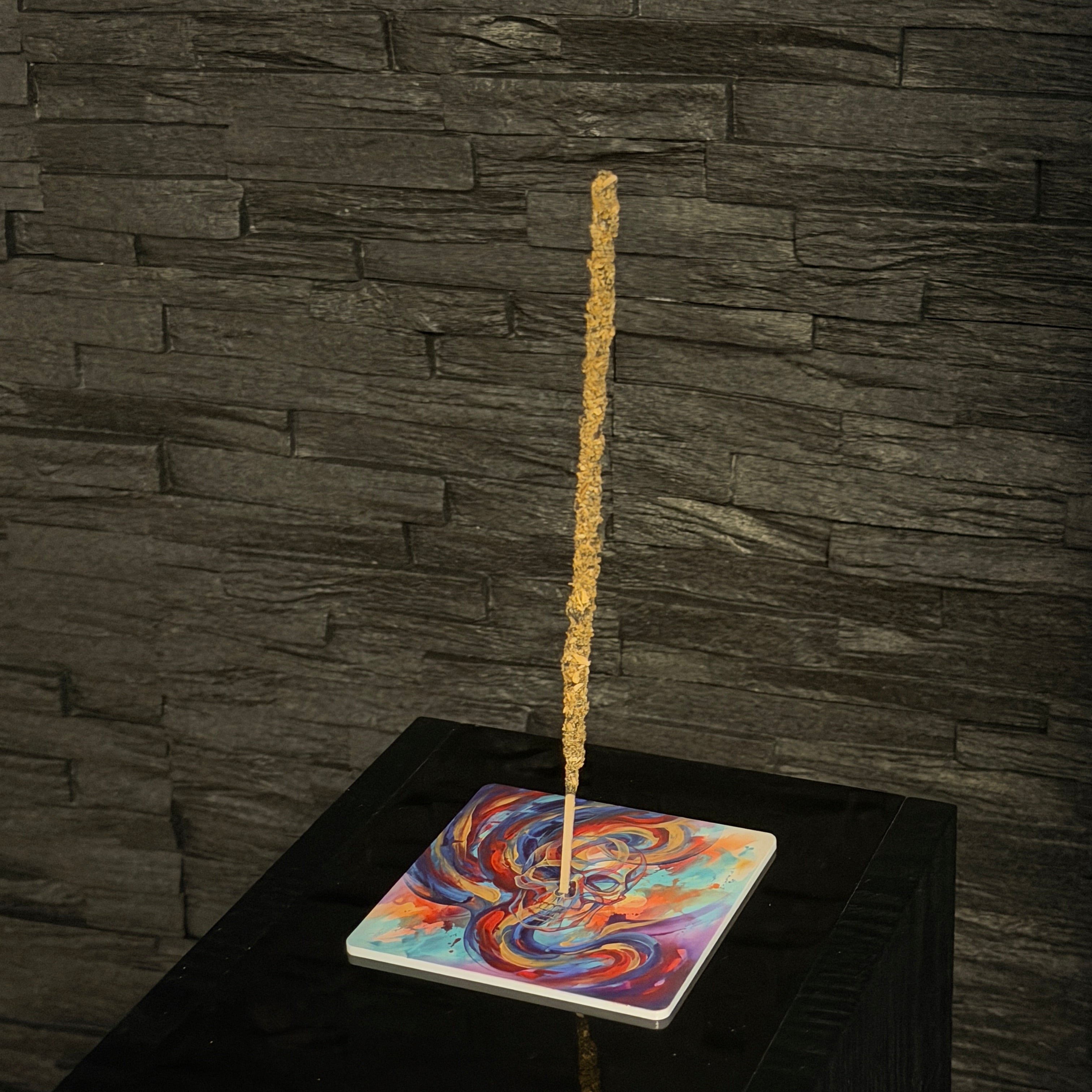 Ahnenschädel – Motiv 2 | Abstrakter Räucherstäbchenhalter aus Acryl - 10 × 10 cm