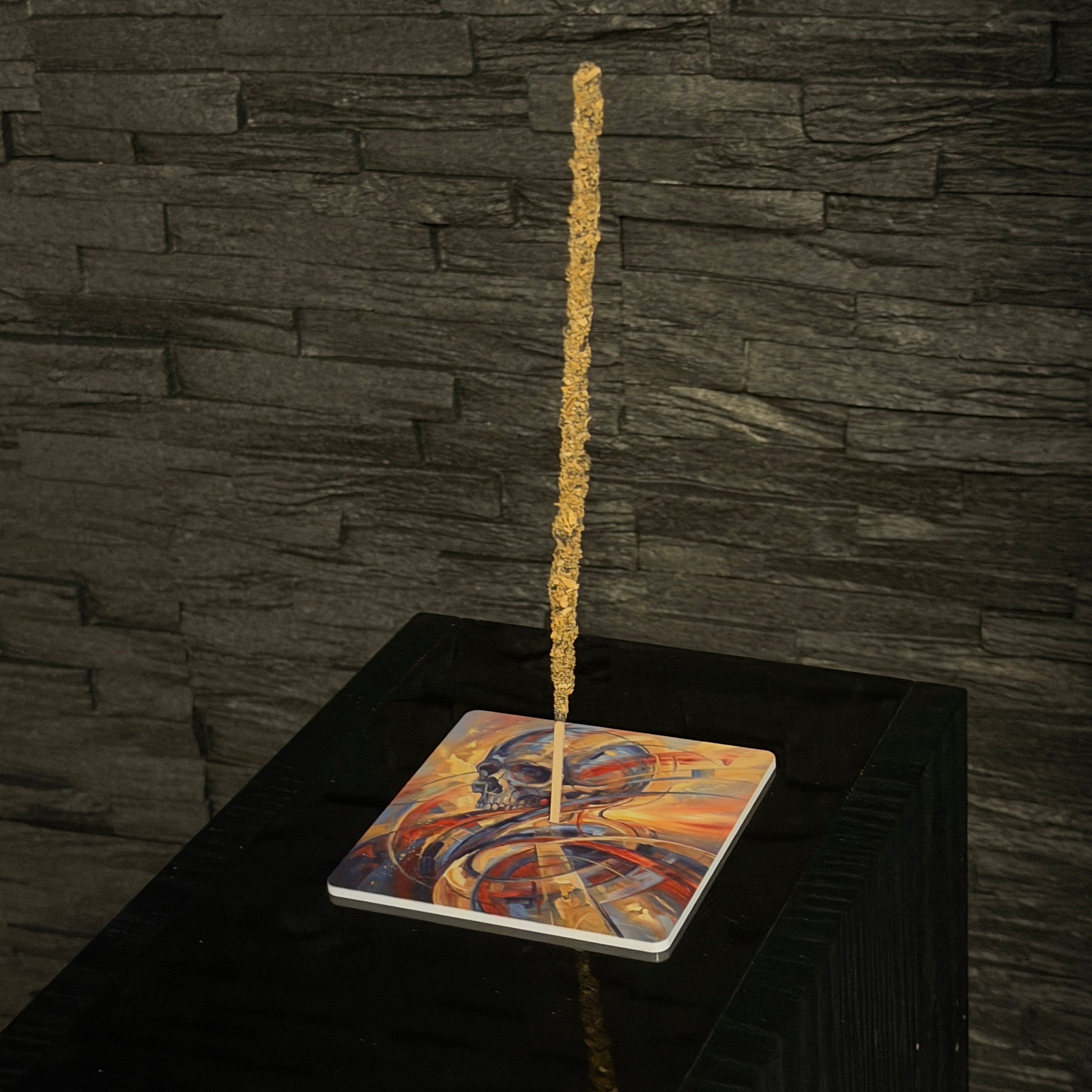 Ahnenschädel – Motiv 8 | Abstrakter Räucherstäbchenhalter aus Acryl - 10 × 10 cm
