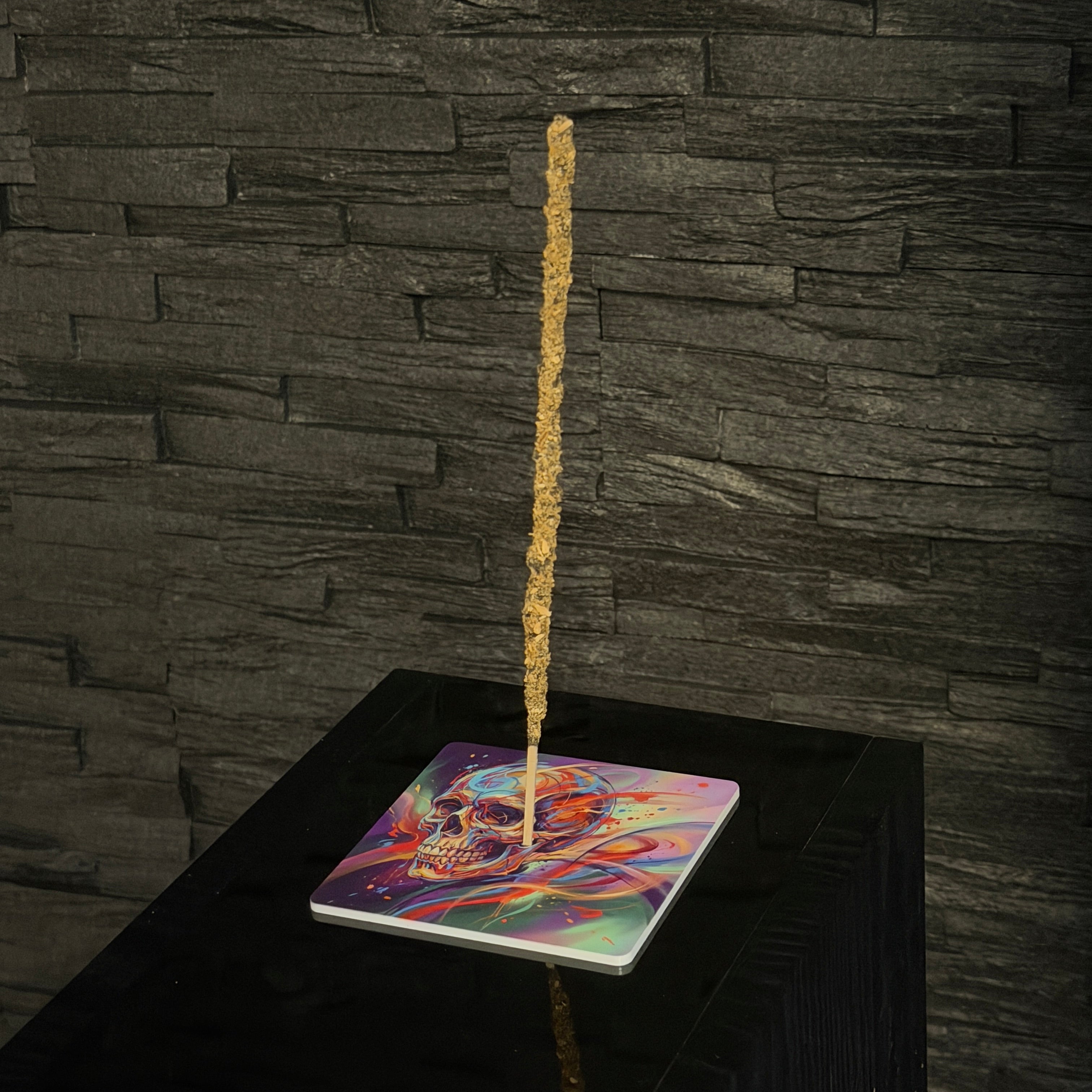 Ahnenschädel – Motiv 9 | Abstrakter Räucherstäbchenhalter aus Acryl - 10 × 10 cm