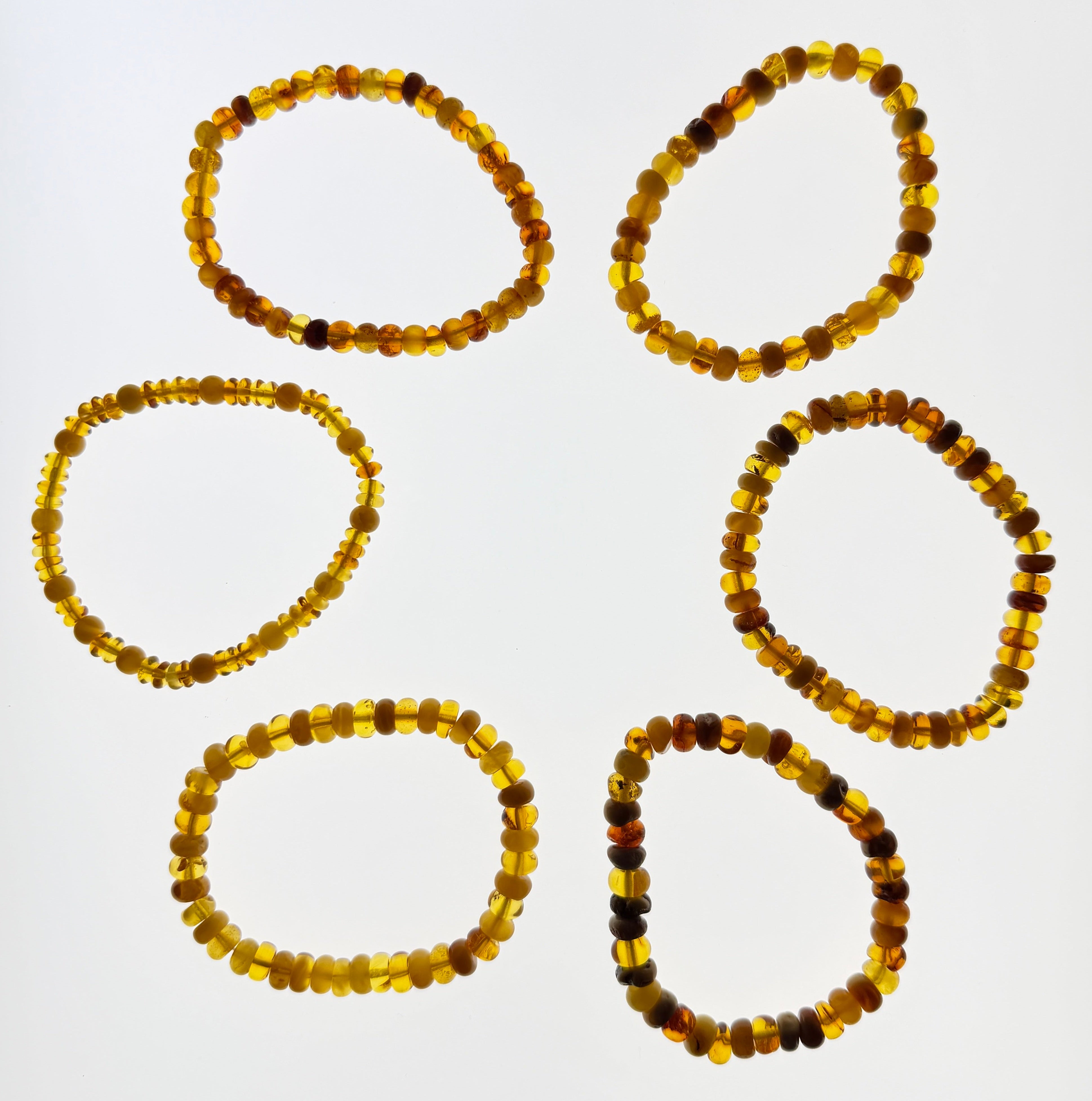 Bernstein (hell/milchig/braun) – Button-Armband 3×6 mm (elastisch, ca. 18 cm)