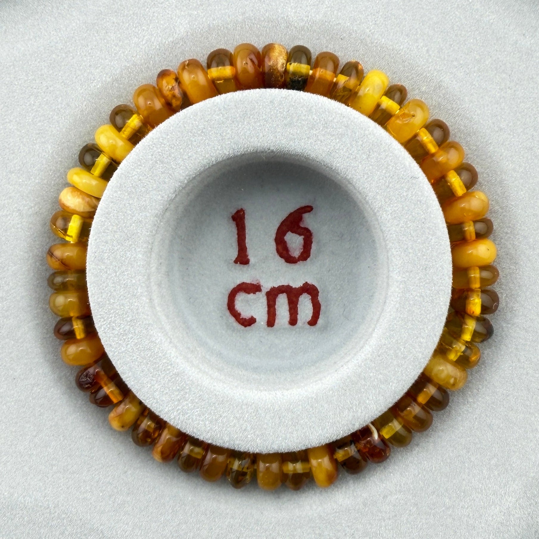 Bernstein (hell/milchig/braun) – Button-Armband 3×6 mm (elastisch, ca. 18 cm)