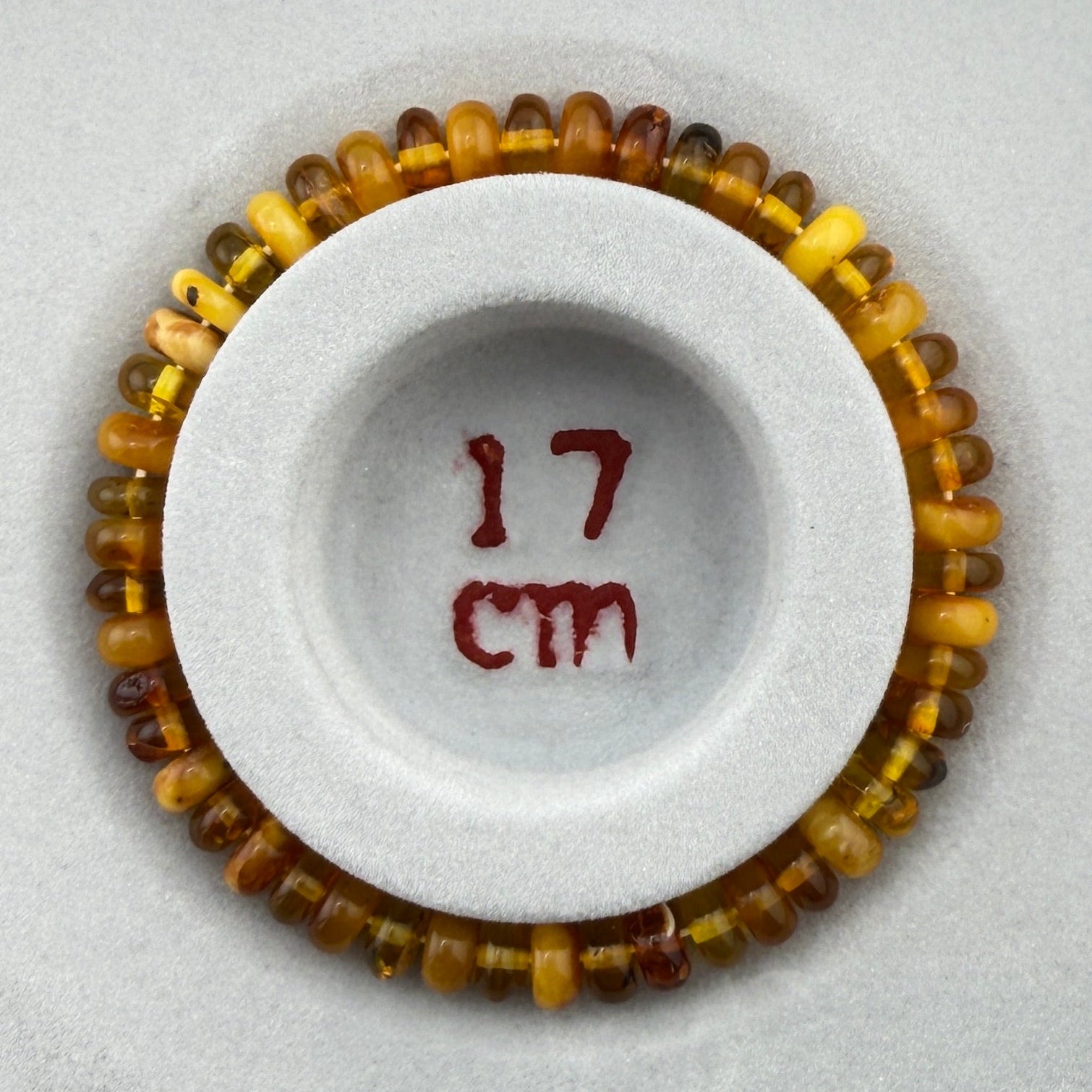 Bernstein (hell/milchig/braun) – Button-Armband 3×6 mm (elastisch, ca. 18 cm)