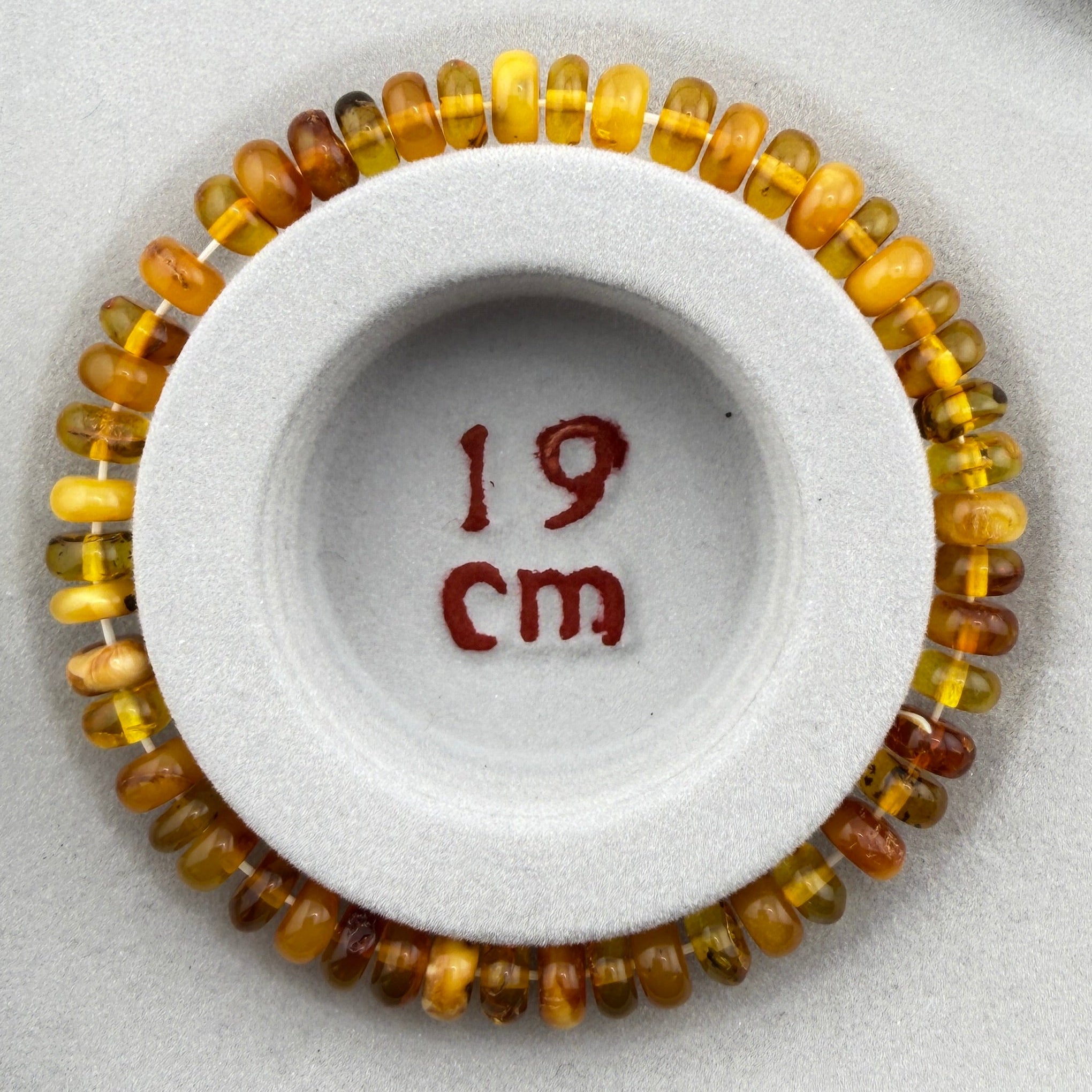 Bernstein (hell/milchig/braun) – Button-Armband 3×6 mm (elastisch, ca. 18 cm)