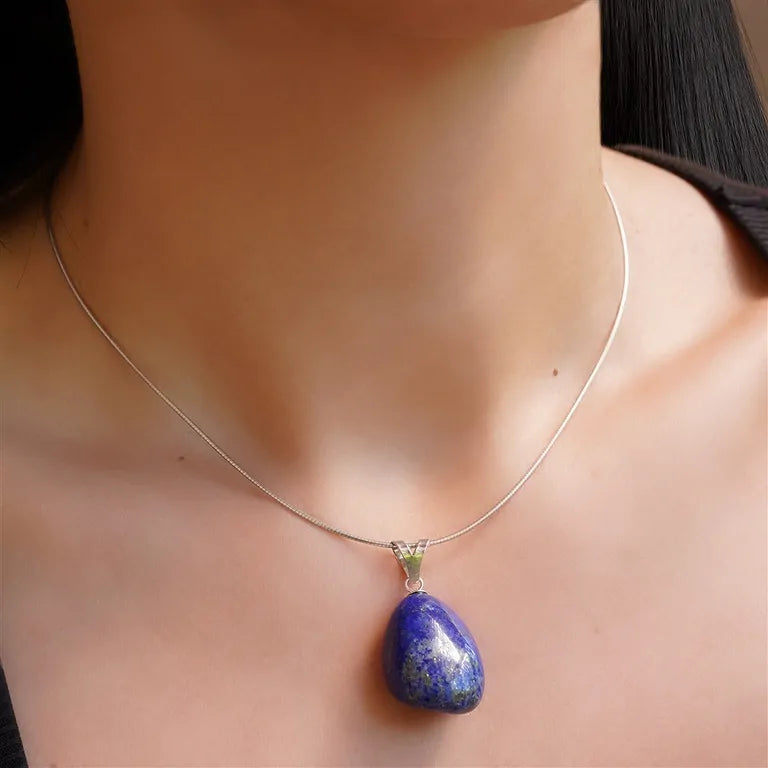 Kontaktfreudigkeit – Lapis Lazuli Trommelstein 2,5 - 3 cm mit 925er Silber-V-Öse - groß