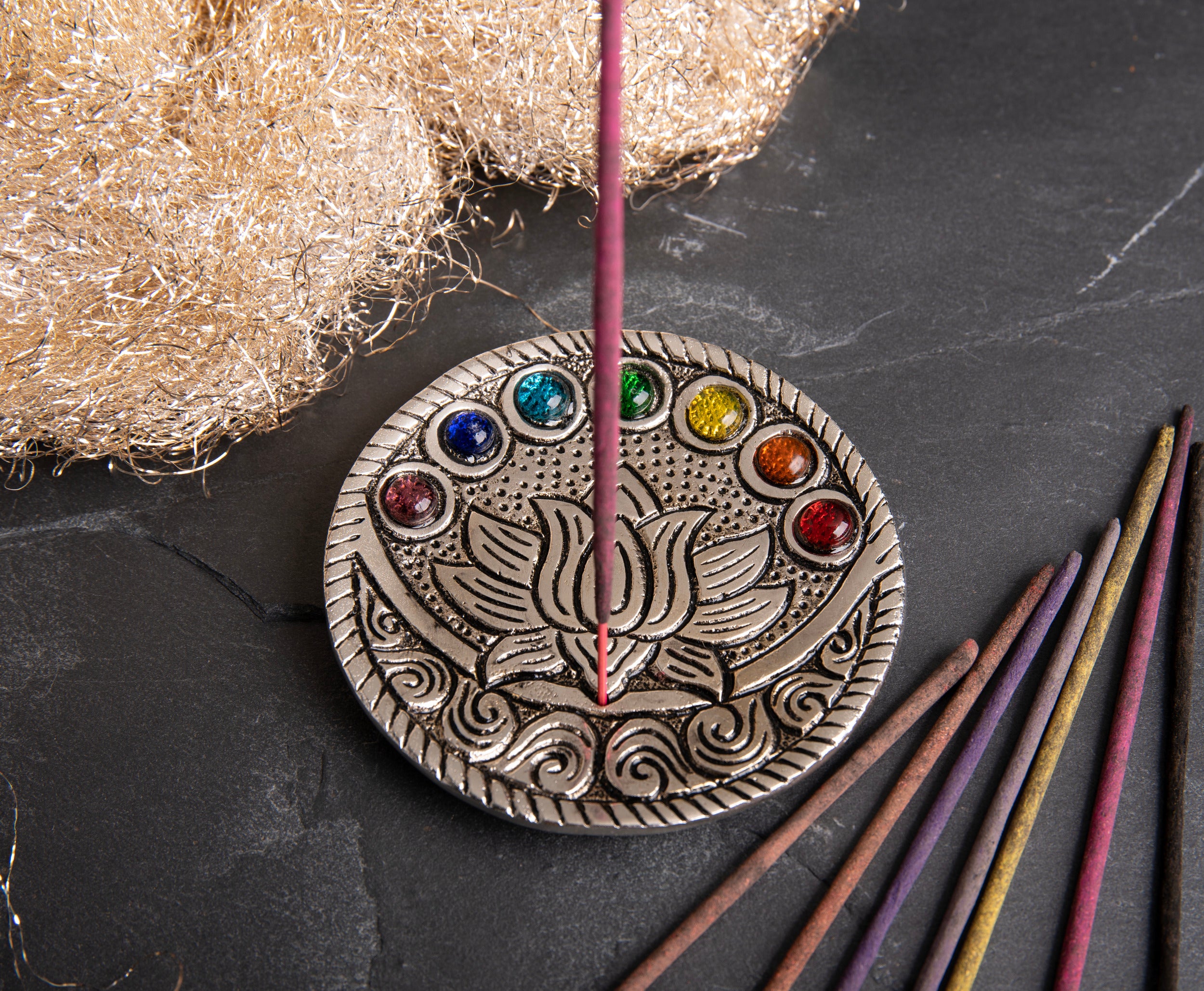 Lotusblume – mit Chakraglassteinchen – Weißmetall – Räucherstäbchenhalter – Ø 9 cm