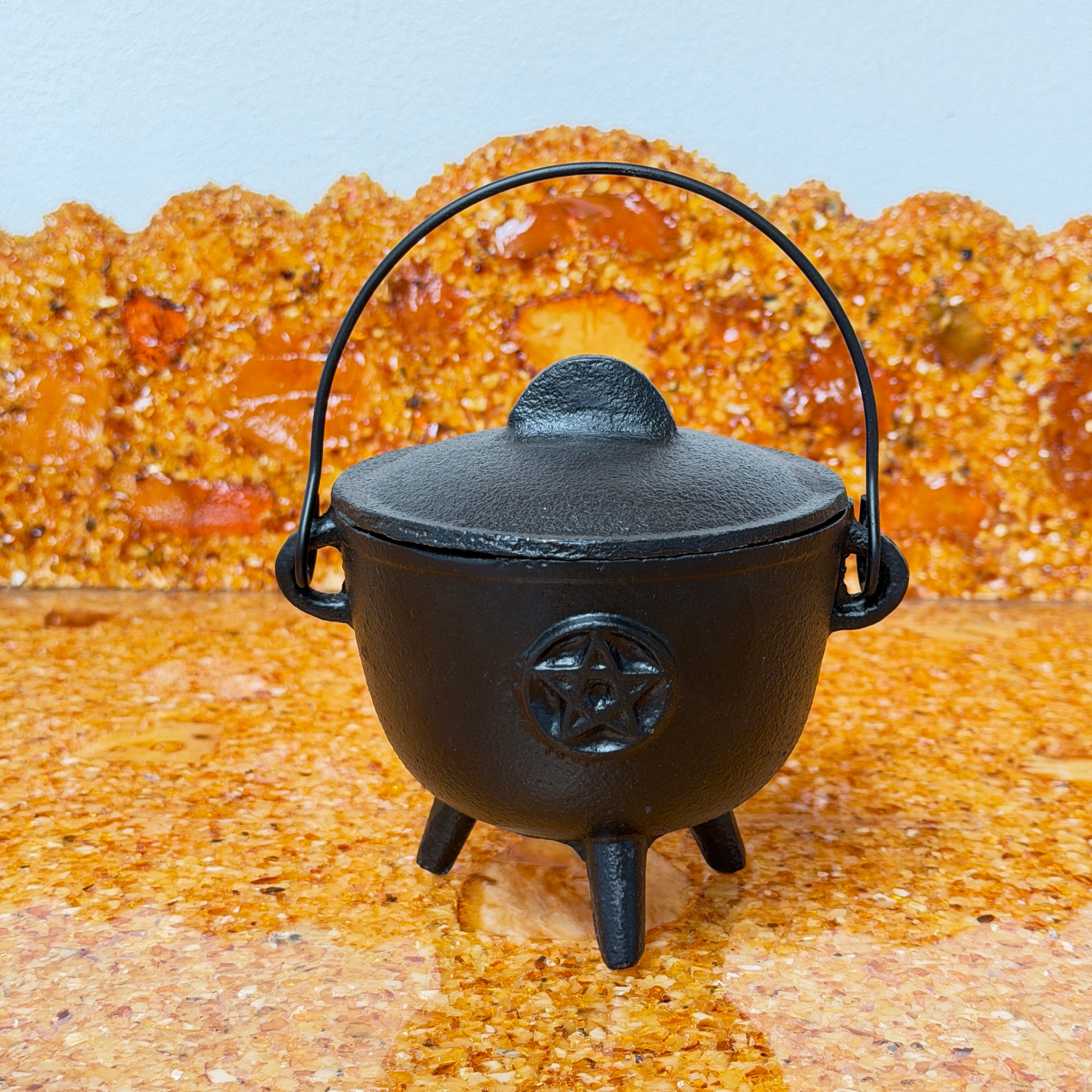 Massiver Gusseisen-Räucherkessel mit Pentagramm inkl. Deckel – (1,1 kg Edition, Höhe 12,5 cm)