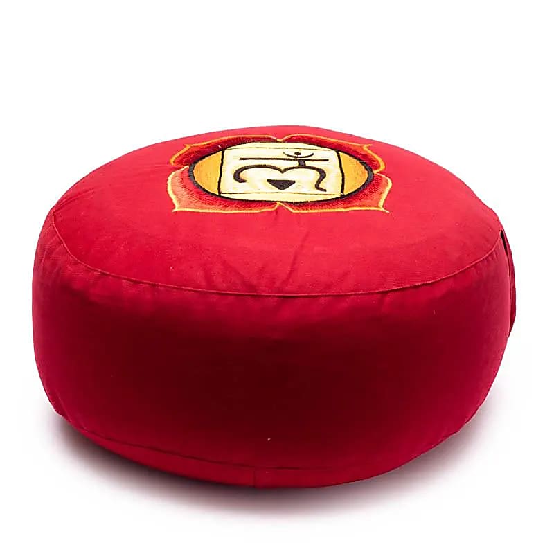 Rotes Meditationskissen mit besticktem Muladhara-Wurzelchakra