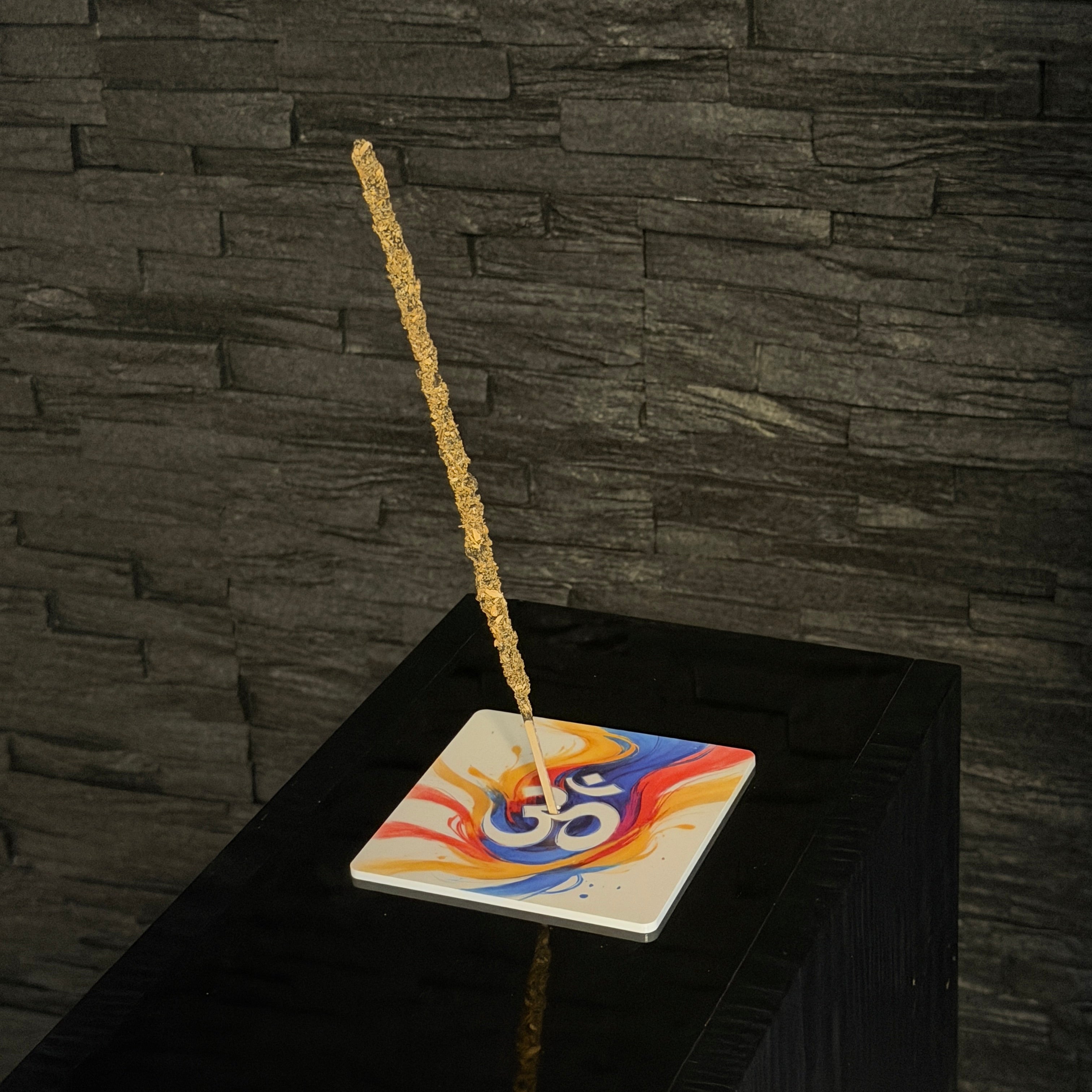 OM – Motiv 1 | Abstrakter Räucherstäbchenhalter aus Acryl - 10 × 10 cm