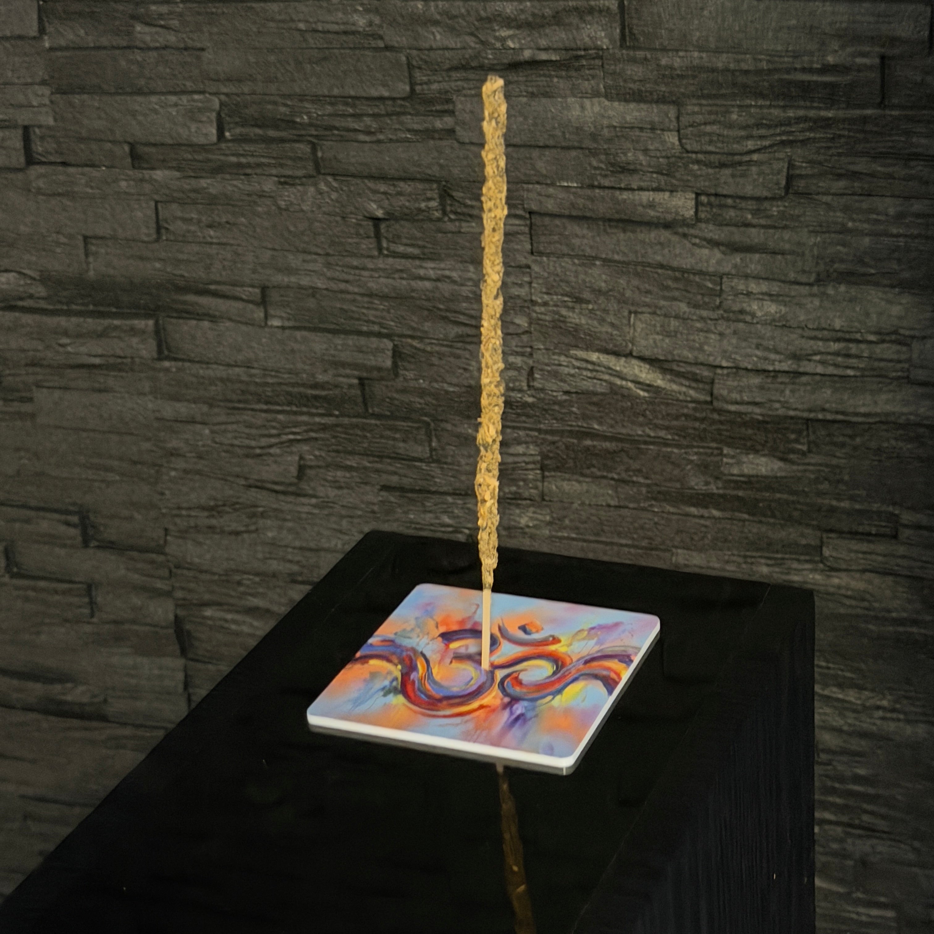 OM – Motiv 3 | Abstrakter Räucherstäbchenhalter aus Acryl - 10 × 10 cm