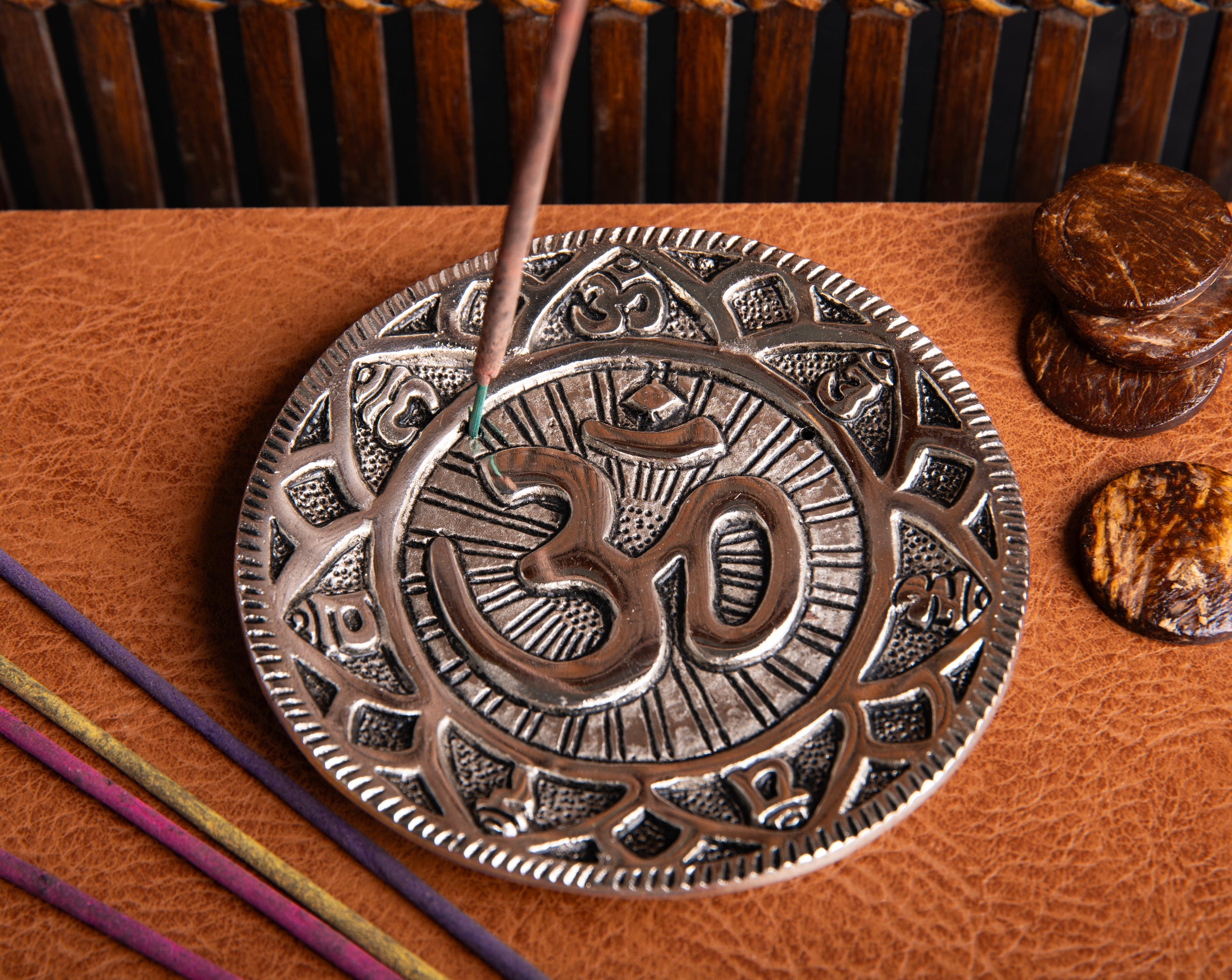 OM mit Mantra – Weißmetall – Räucherstäbchenhalter – Ø 11 cm