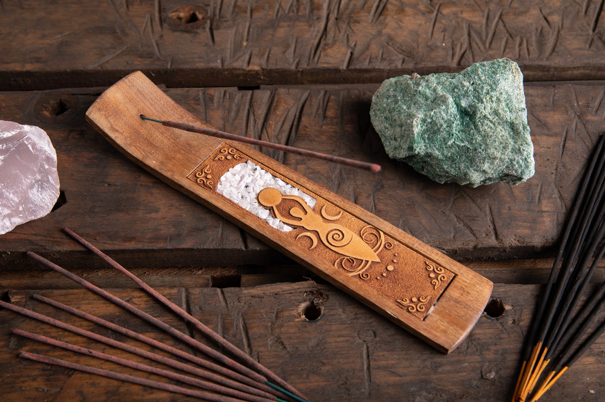 Räucherstäbchenhalter - Mondgöttin mit Regenbogenmondstein