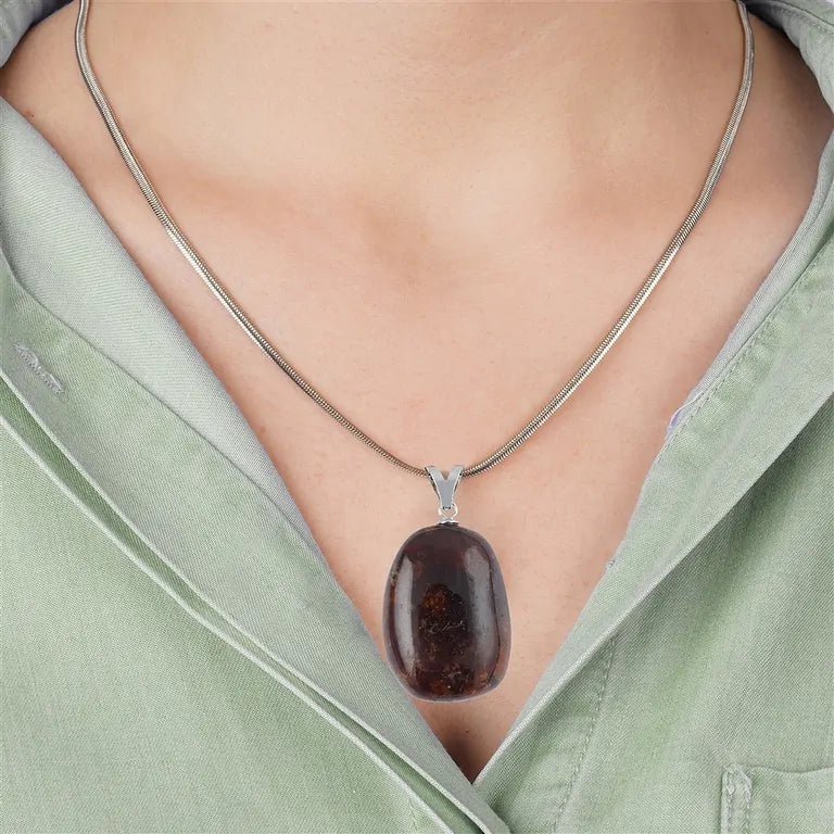 Widerstandkraft – Granat (Almandin) Trommelstein 2,5 - 3 cm mit 925er Silber-V-Öse - groß