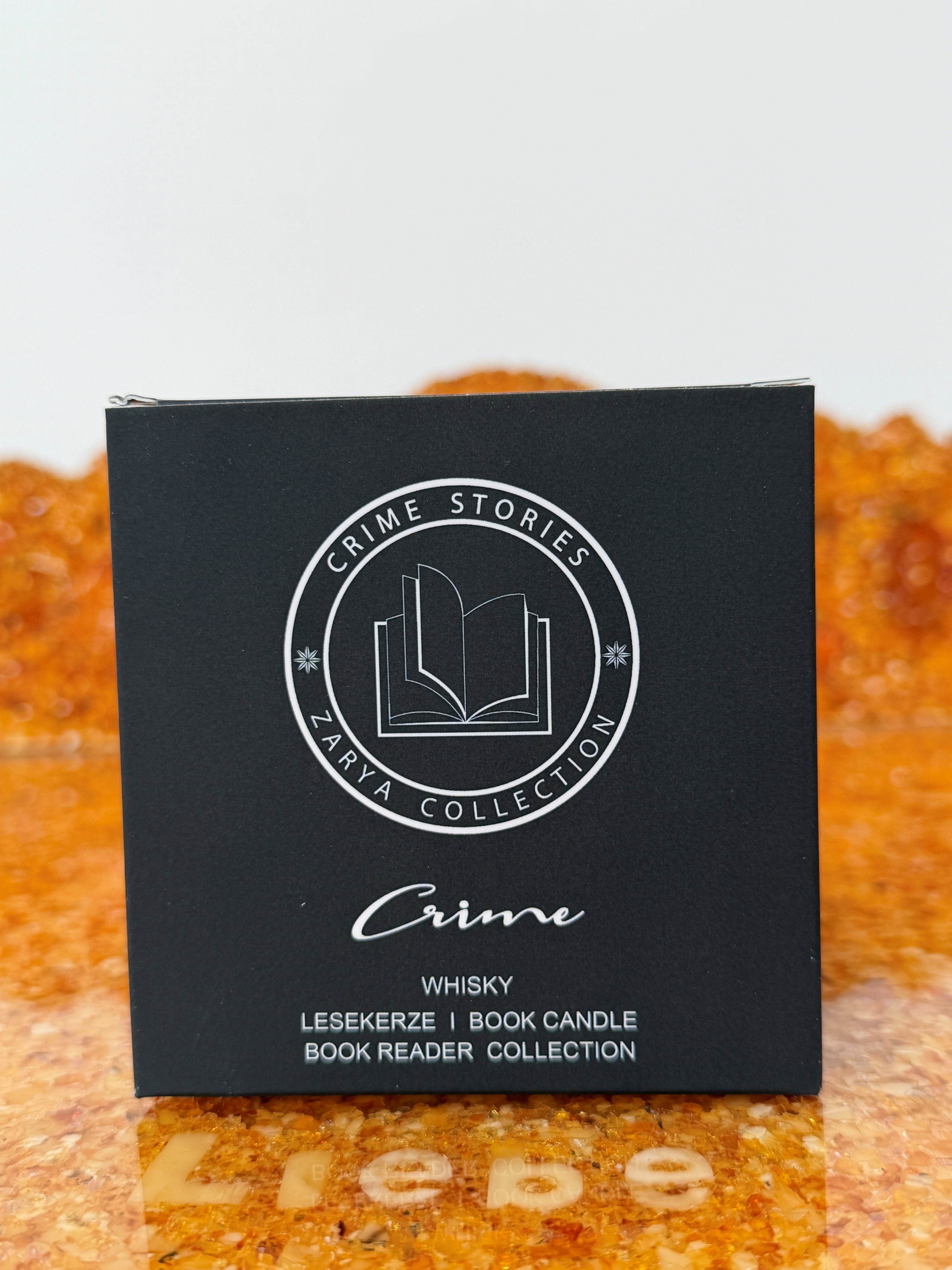 Zarya Book Reader Duftkerze "Crime" – Handgefertigte Lesekerze mit Whisky-Duft & Holzdocht