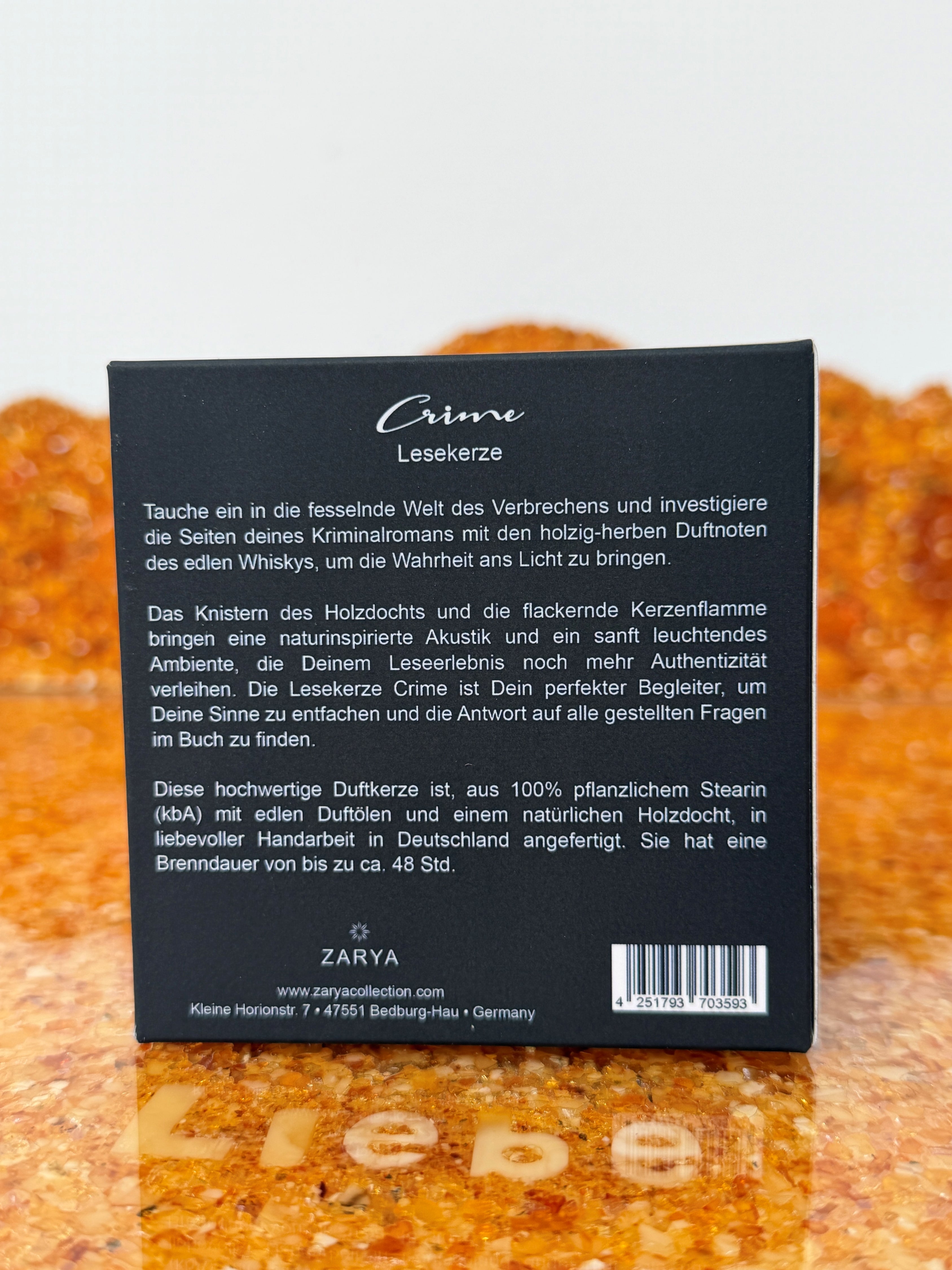 Zarya Book Reader Duftkerze "Crime" – Handgefertigte Lesekerze mit Whisky-Duft & Holzdocht