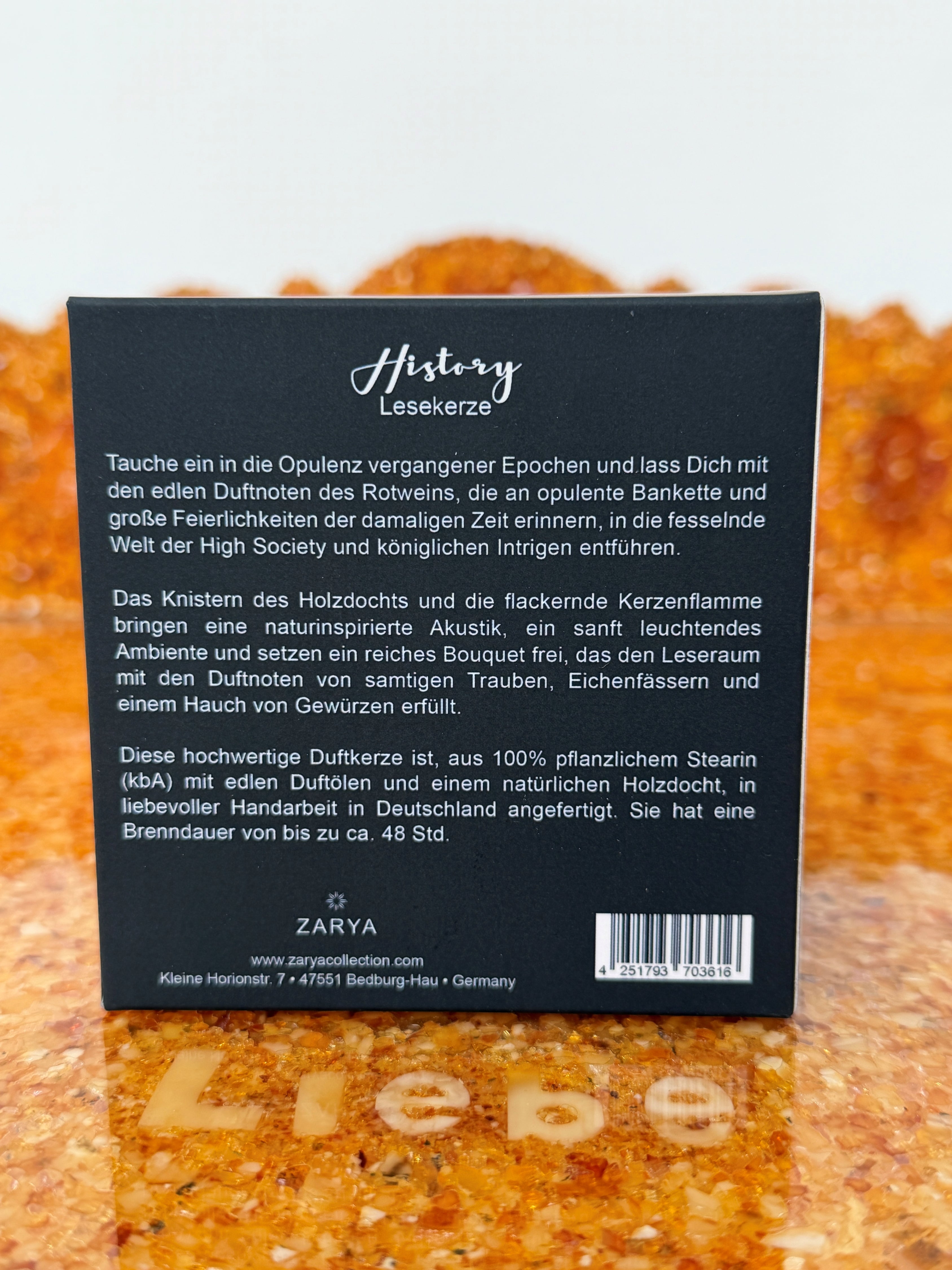 Zarya Book Reader Duftkerze "History" – Handgefertigte Lesekerze mit Rotwein-Duft & Holzdocht