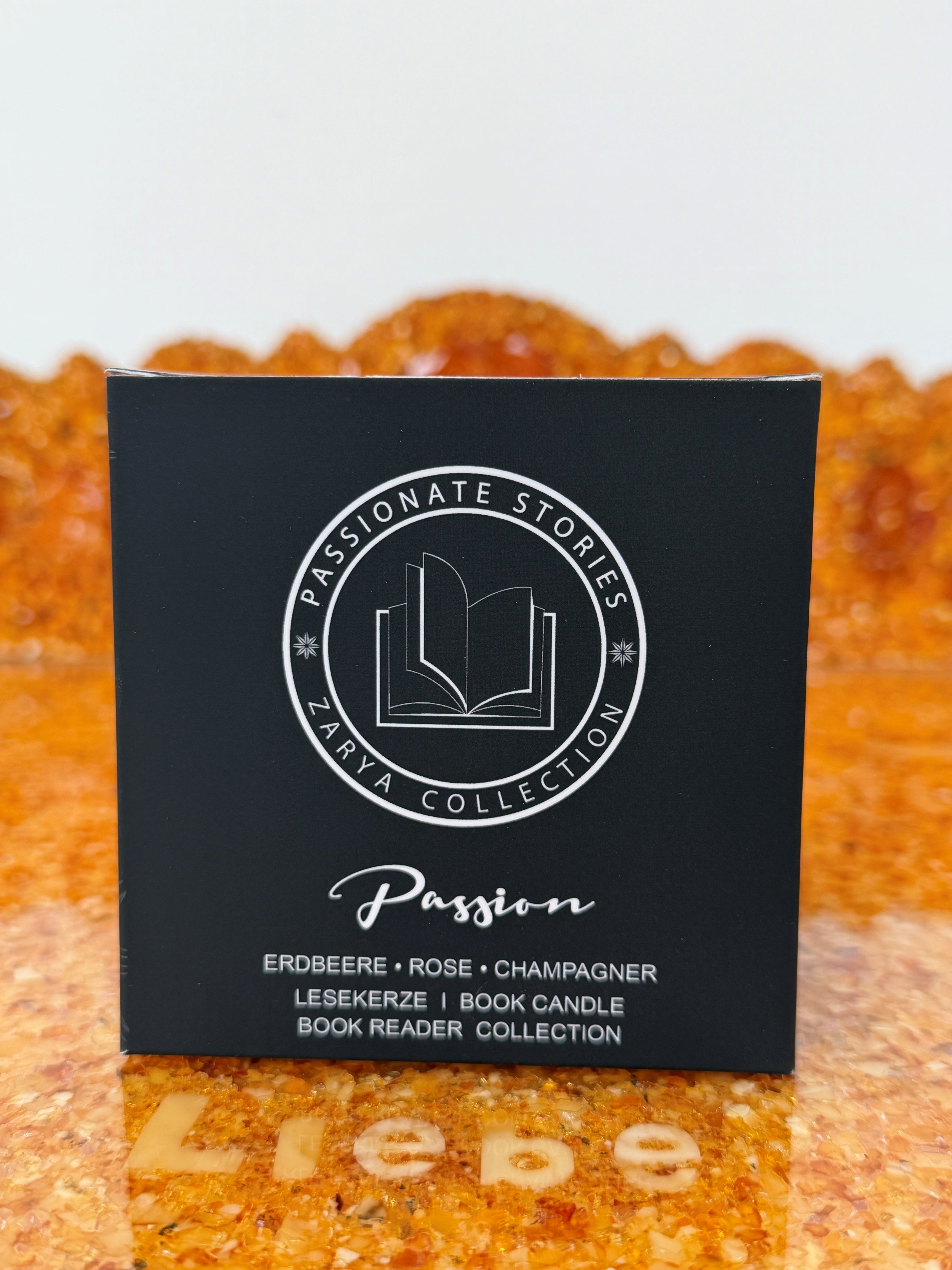 Zarya Book Reader Duftkerze "Passion" – Handgefertigte Lesekerze mit Erdbeere, Rose & Champagner