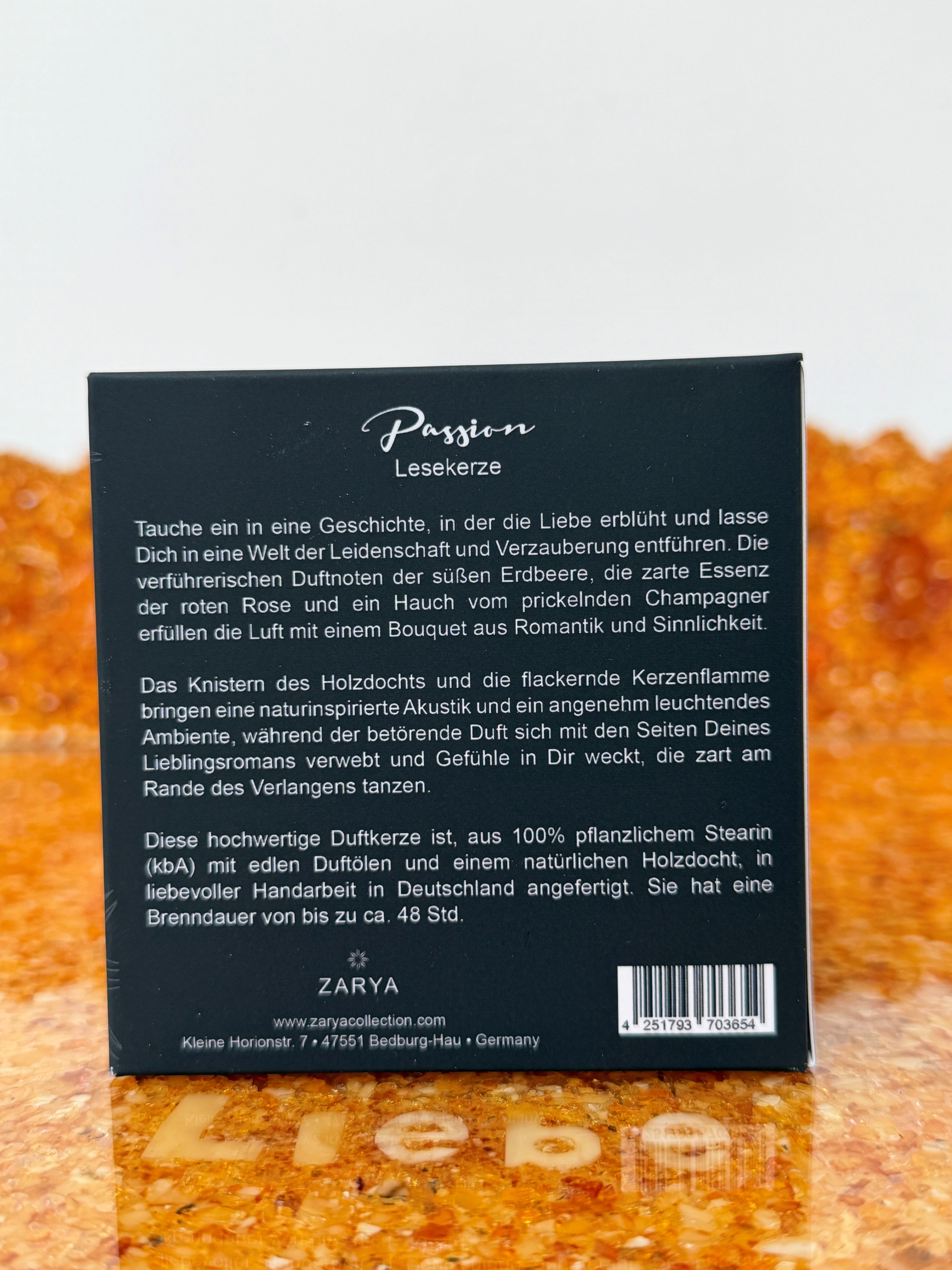 Zarya Book Reader Duftkerze "Passion" – Handgefertigte Lesekerze mit Erdbeere, Rose & Champagner