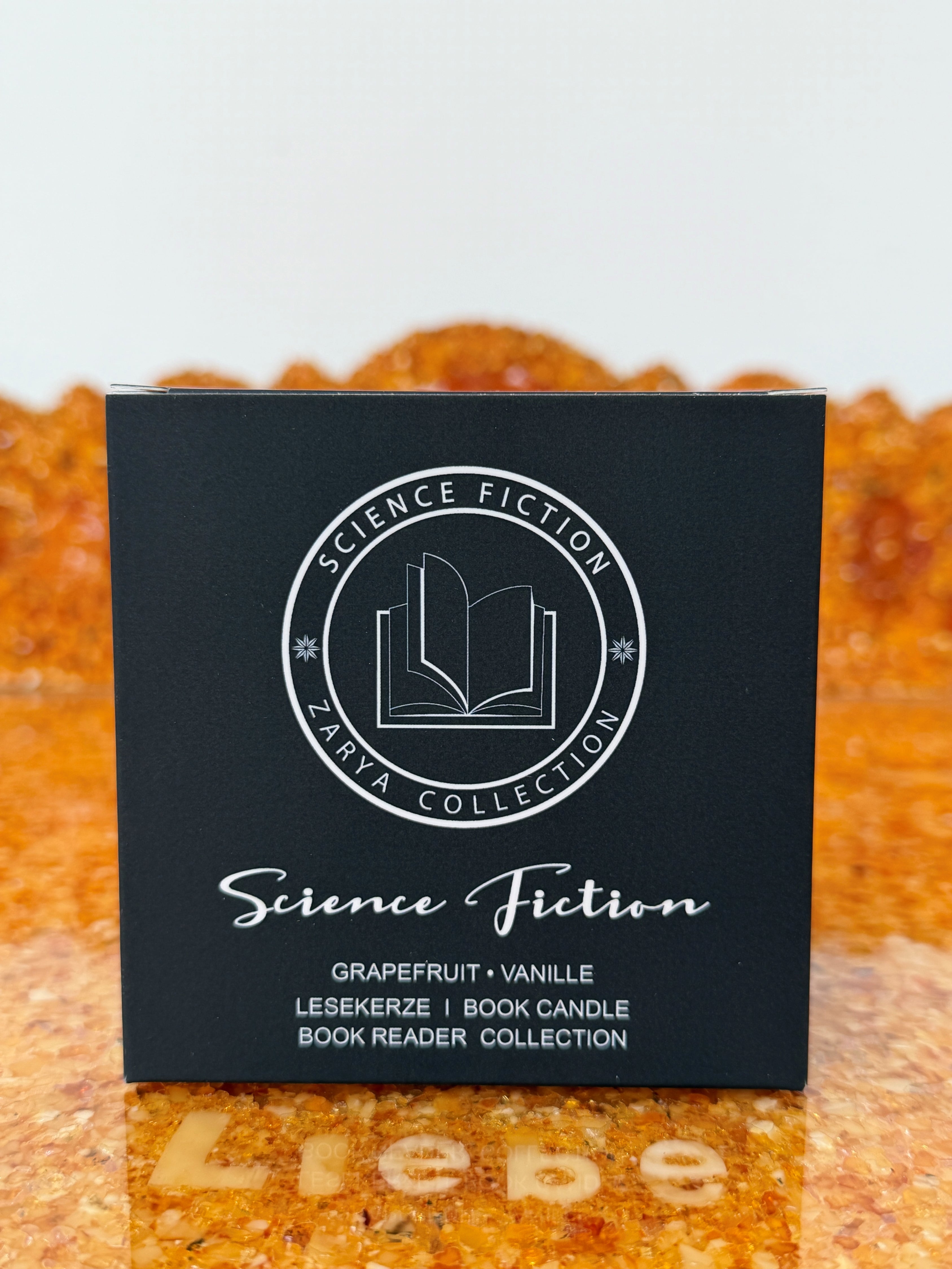 Zarya Book Reader Duftkerze "Science Fiction" – Handgefertigte Lesekerze mit Grapefruit & Vanille