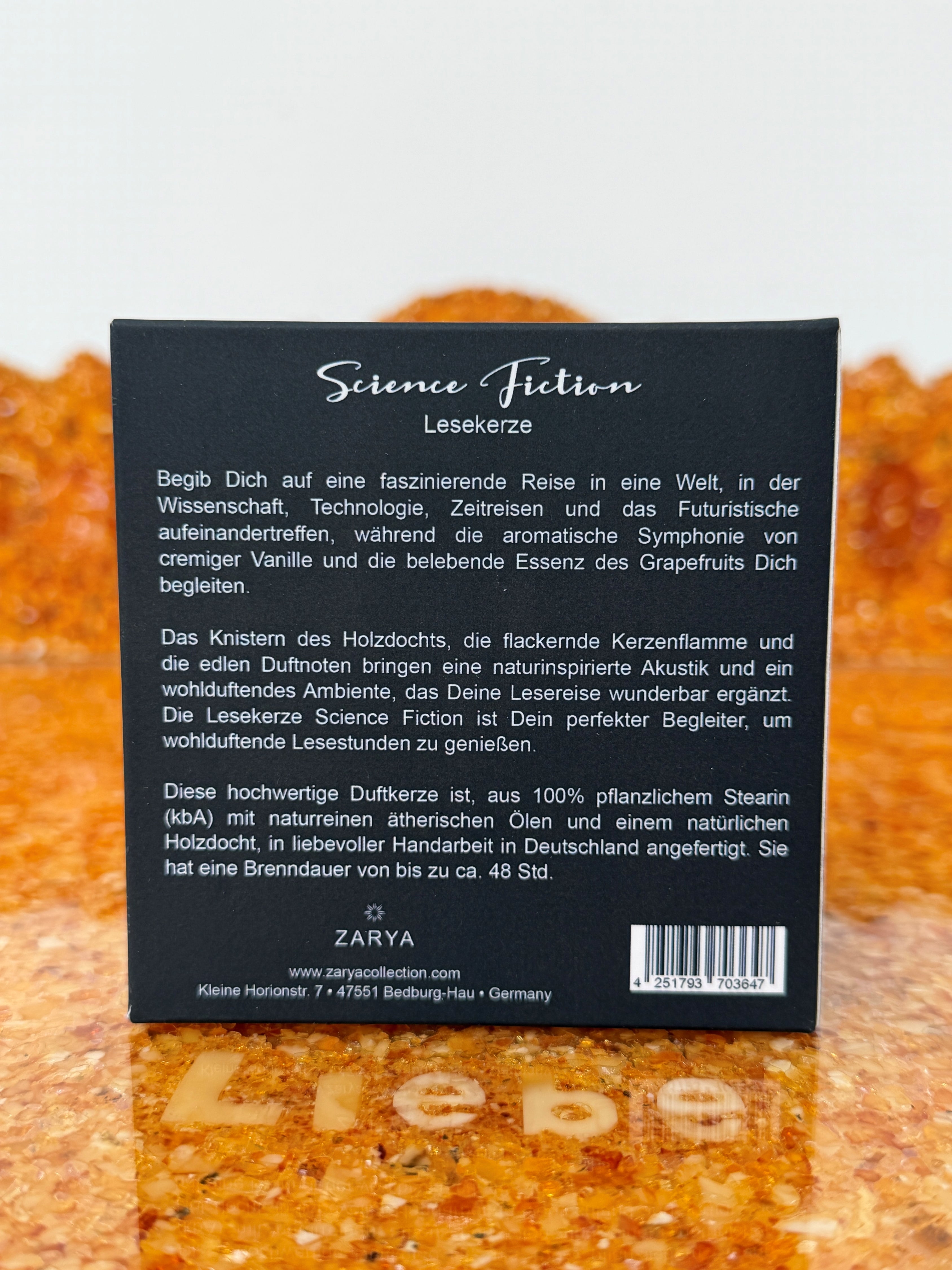 Zarya Book Reader Duftkerze "Science Fiction" – Handgefertigte Lesekerze mit Grapefruit & Vanille