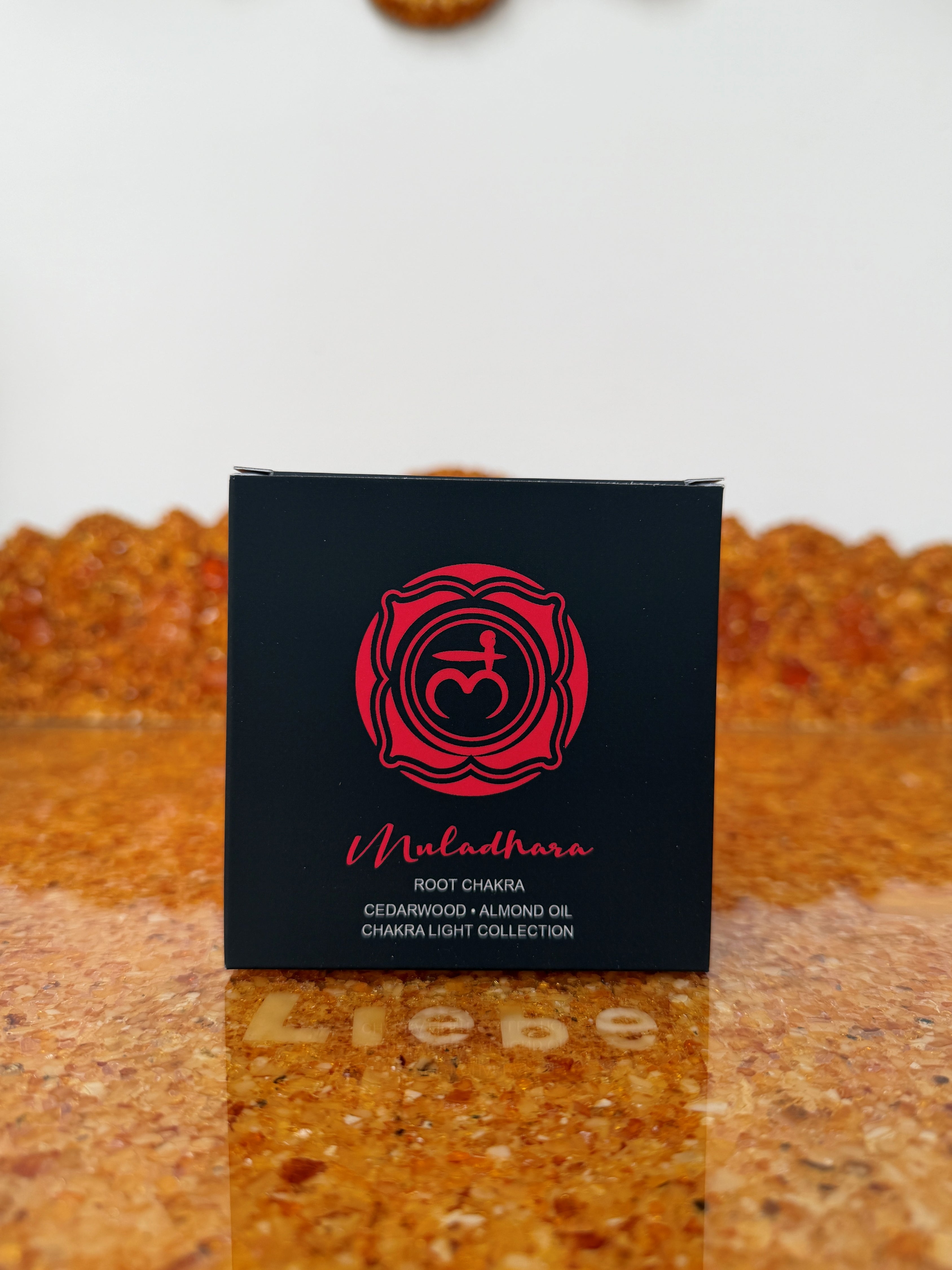 Zarya Chakra Light - 1. Chakra: Muladhara (Wurzelchakra) Kerze - Zedernholz & Edelstein