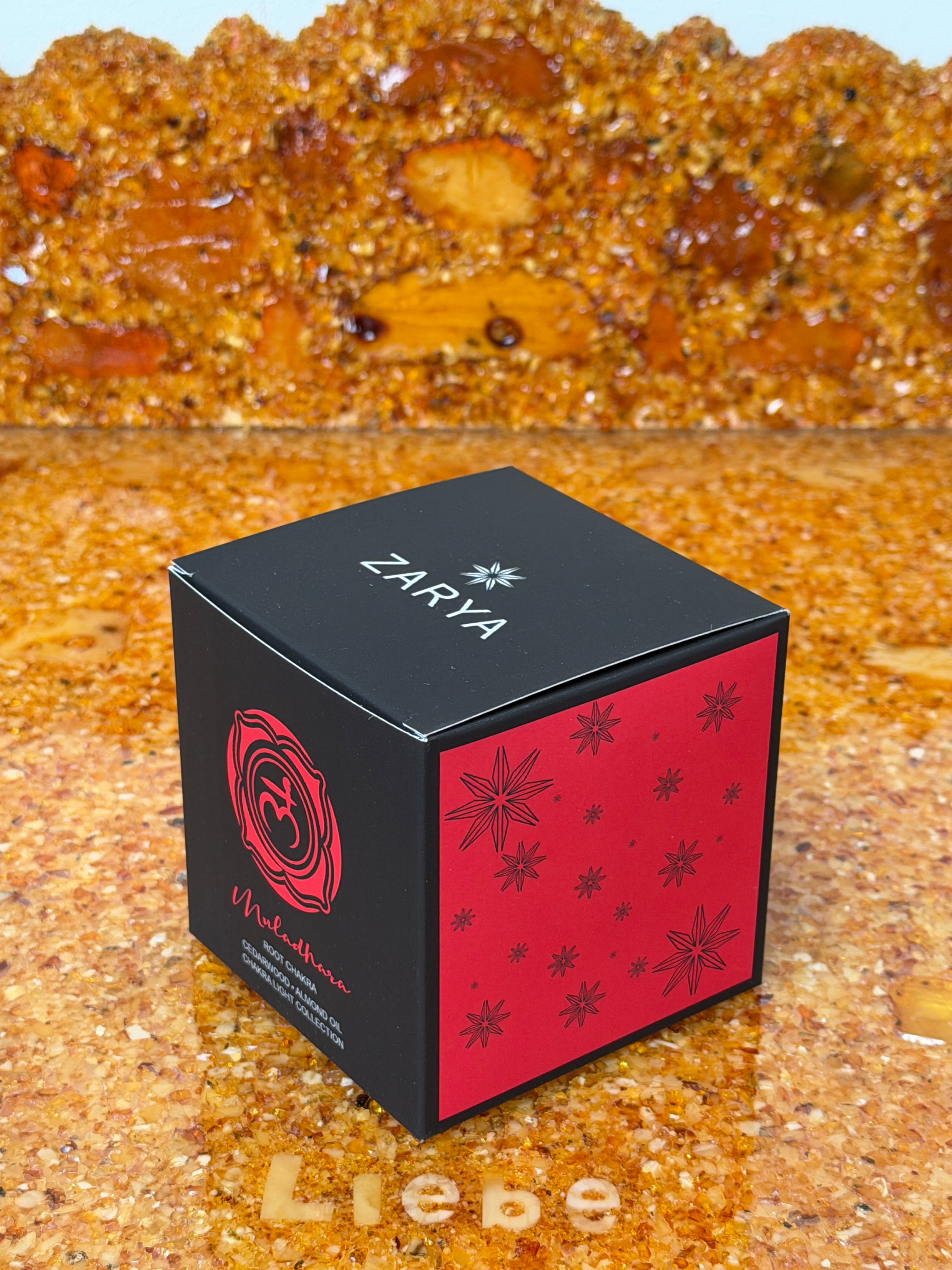 Zarya Chakra Light - 1. Chakra: Muladhara (Wurzelchakra) Kerze - Zedernholz & Edelstein