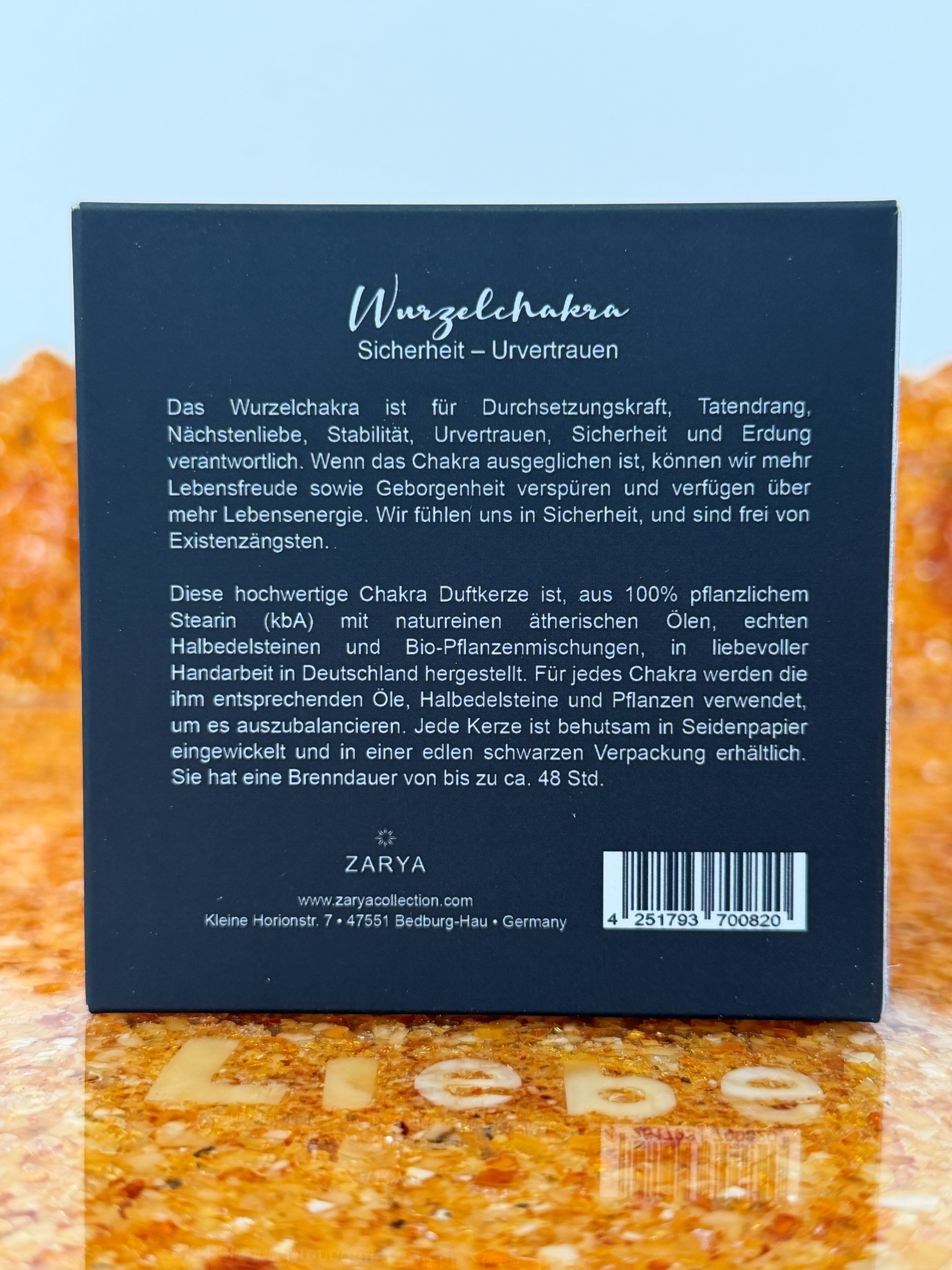 Zarya Chakra Light - 1. Chakra: Muladhara (Wurzelchakra) Kerze - Zedernholz & Edelstein