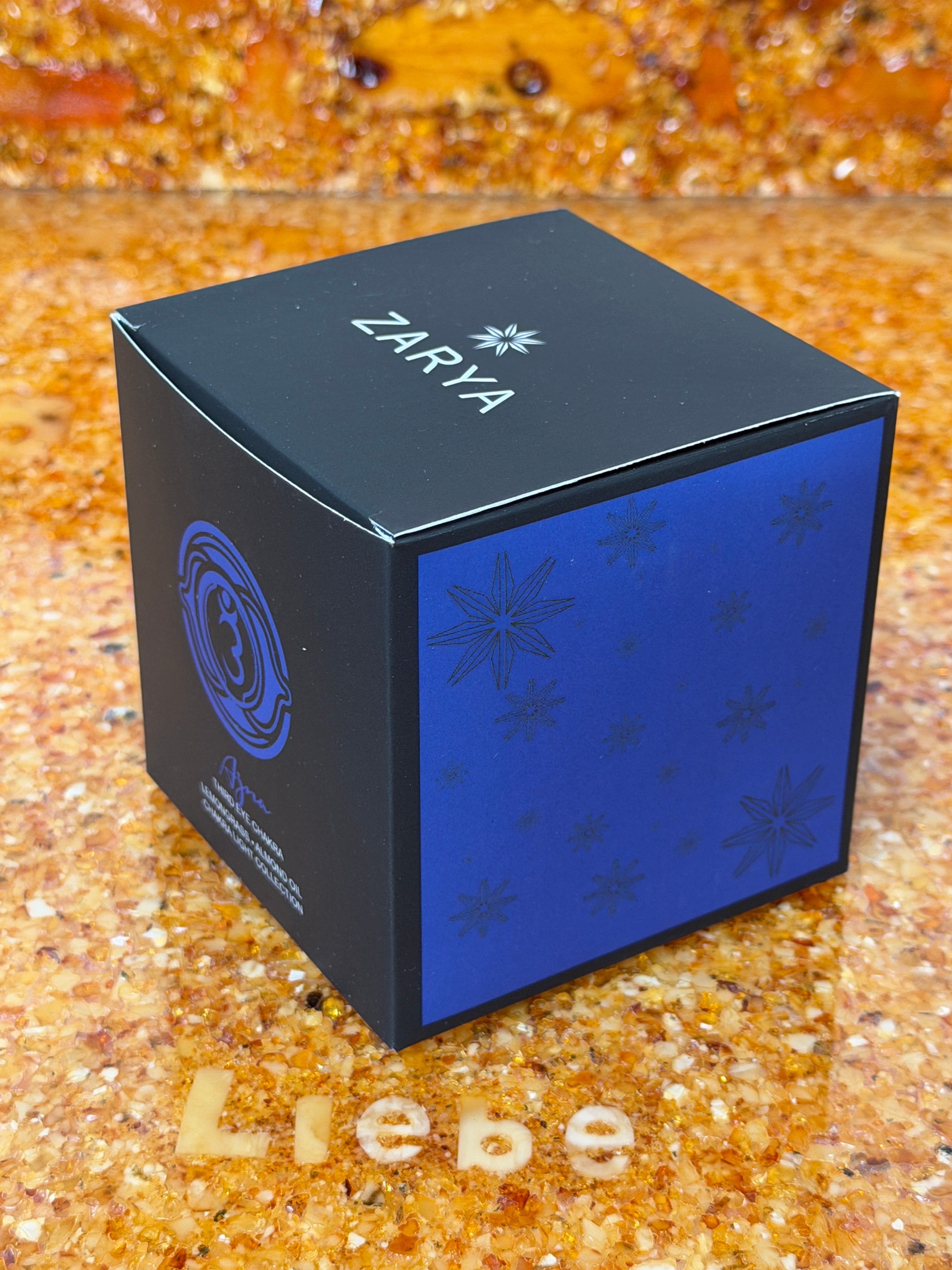 Zarya Chakra Light - 6. Chakra: Ajna (Drittes Auge Chakra) Kerze - Zitronengras & Edelstein