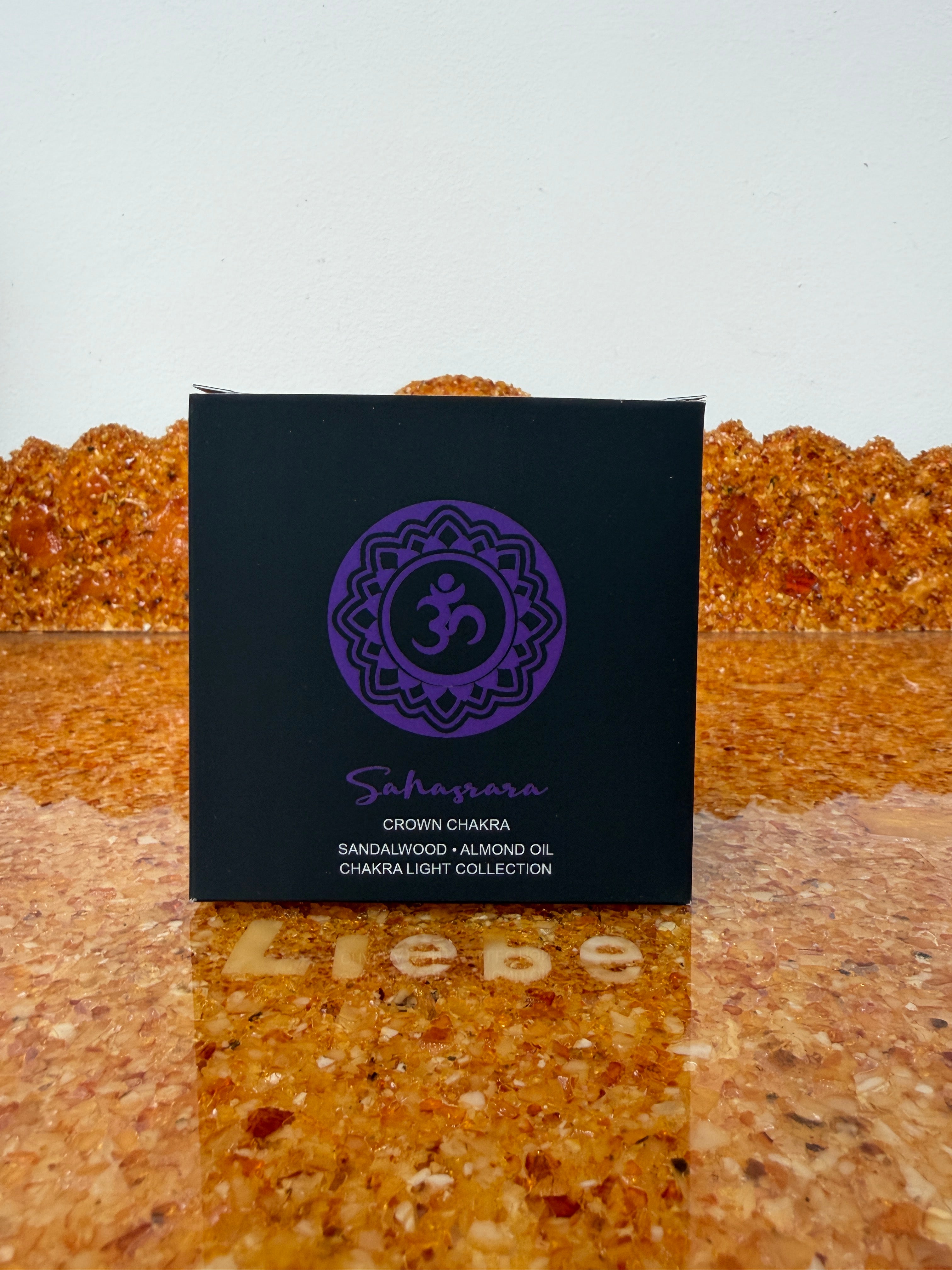 Zarya Chakra Light - 7. Chakra: Sahasrára (Kronenchakra) Kerze - Sandelholz & Edelstein