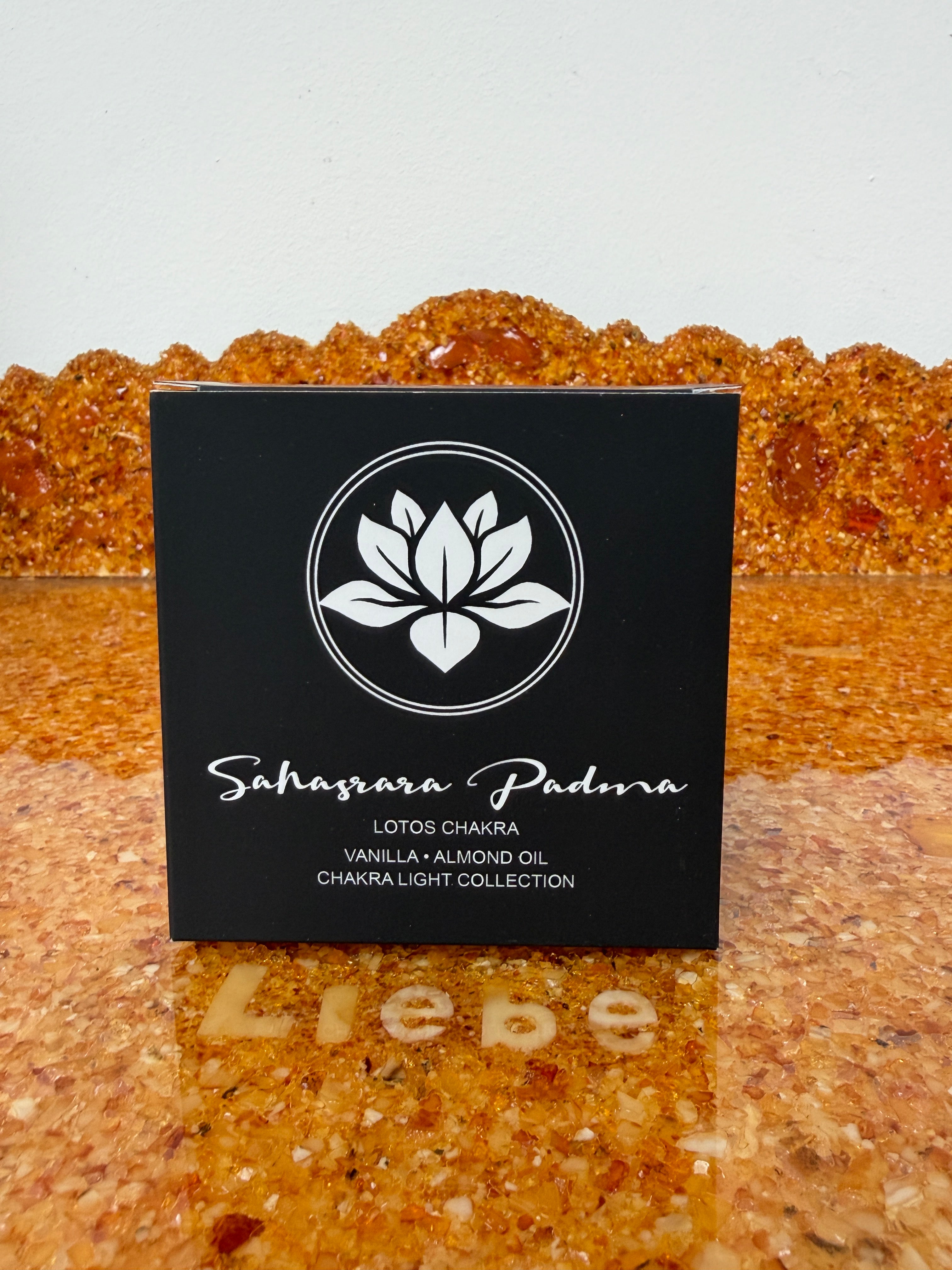 Zarya Chakra Light - Sahasrára Padma (Lotos Chakra) Kerze - Vanille & Mandel mit Edelstein