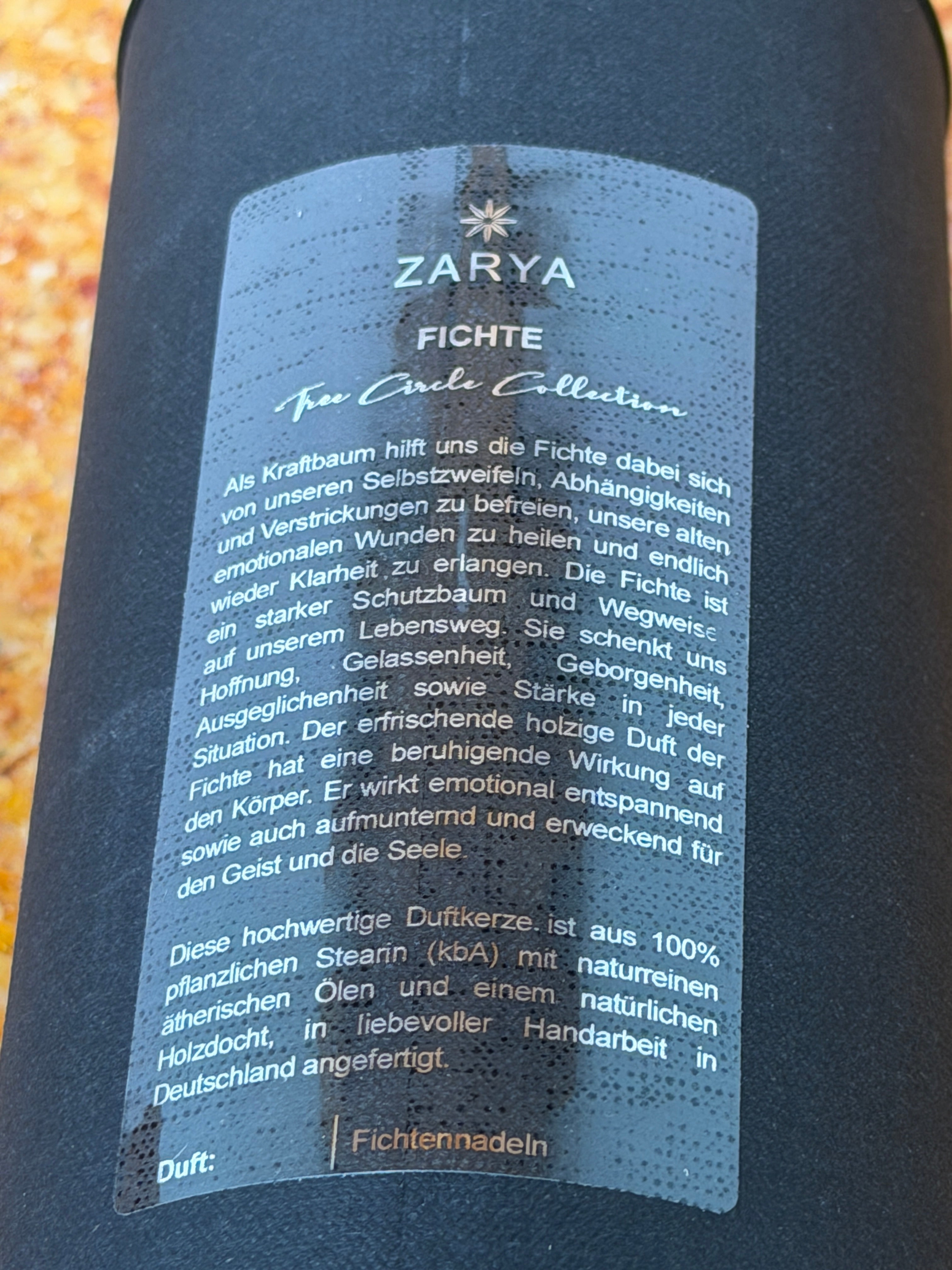 Zarya Kraftbaum Kerze "Fichte" – Tree Circle mit Fichtennadeln & Hämatit