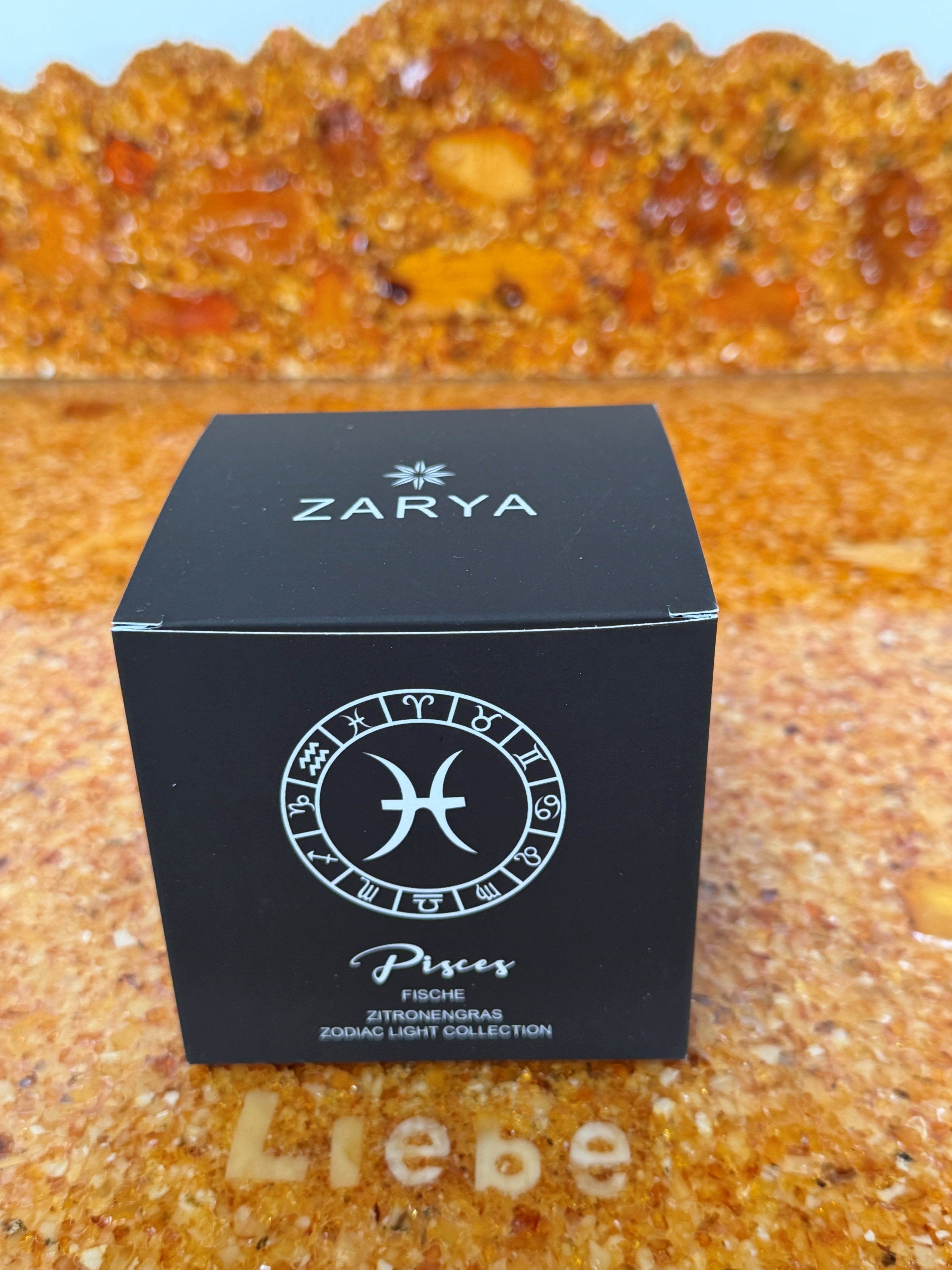 Zarya Sternzeichenduftkerze - Zodiac Light – Fische (Pisces) mit Zitronengras & Edelsteinen