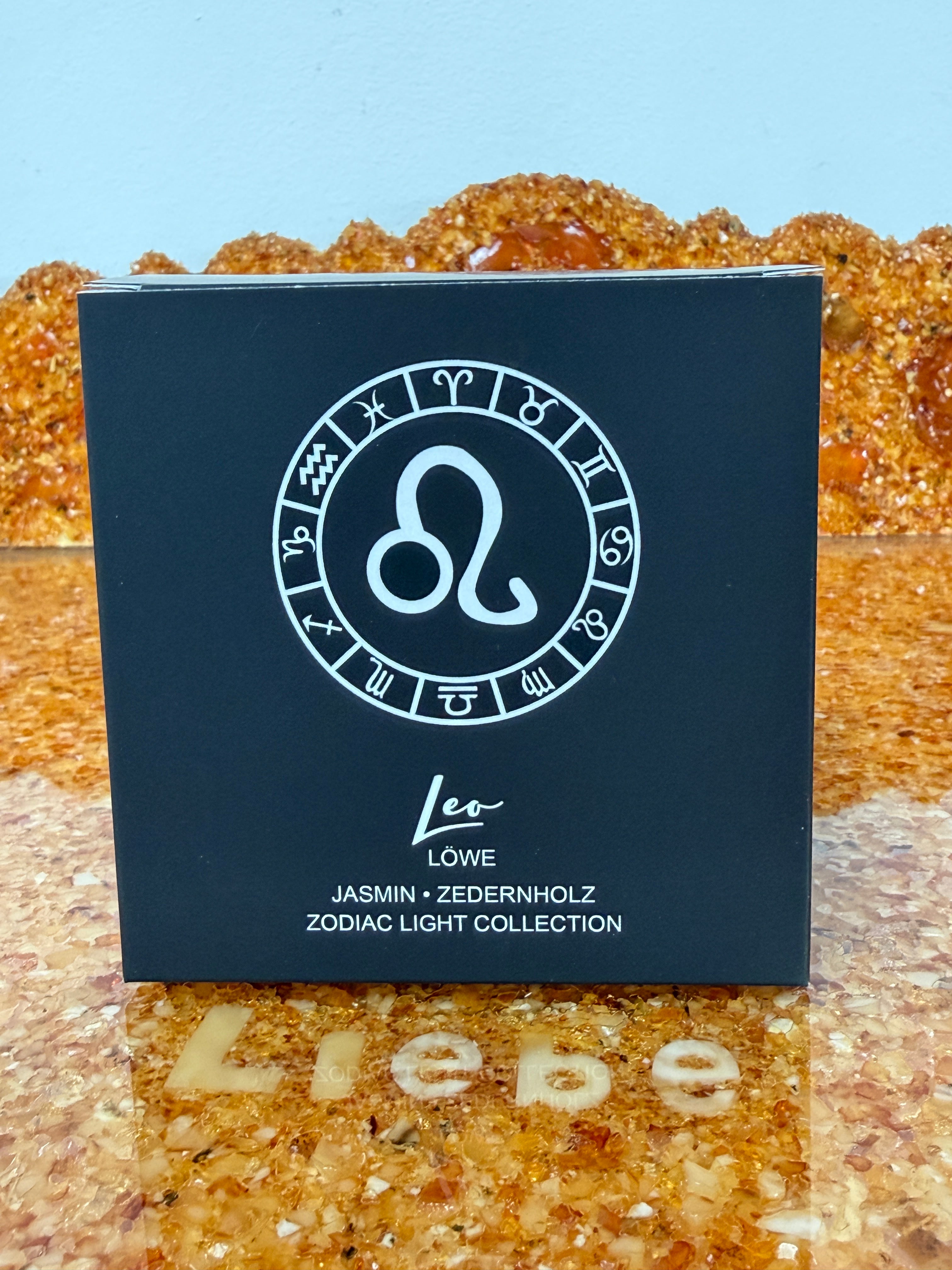 Zarya Sternzeichenduftkerze - Zodiac Light – Löwe (Leo) mit Jasmin, Zeder & Edelsteinen