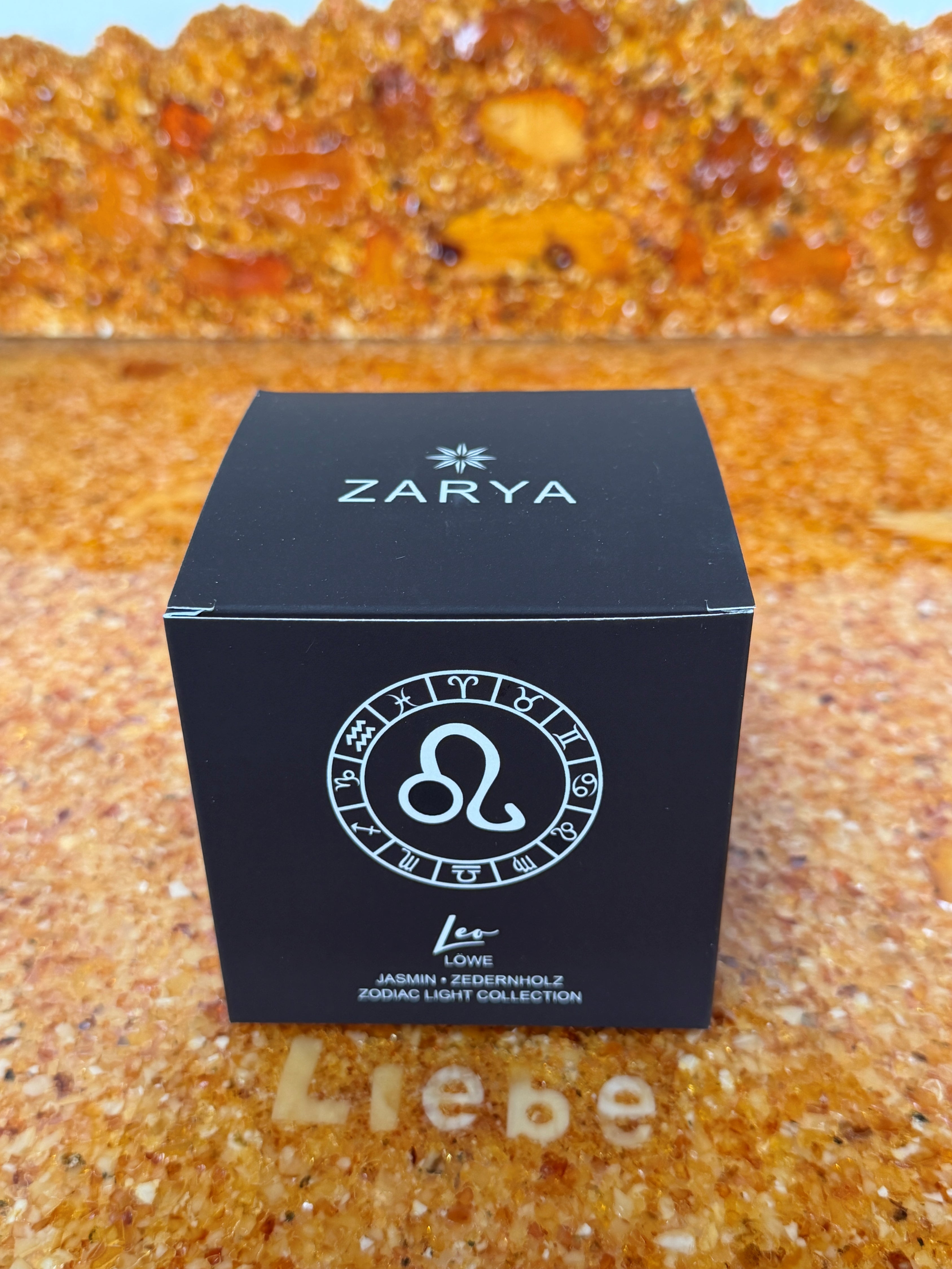 Zarya Sternzeichenduftkerze - Zodiac Light – Löwe (Leo) mit Jasmin, Zeder & Edelsteinen