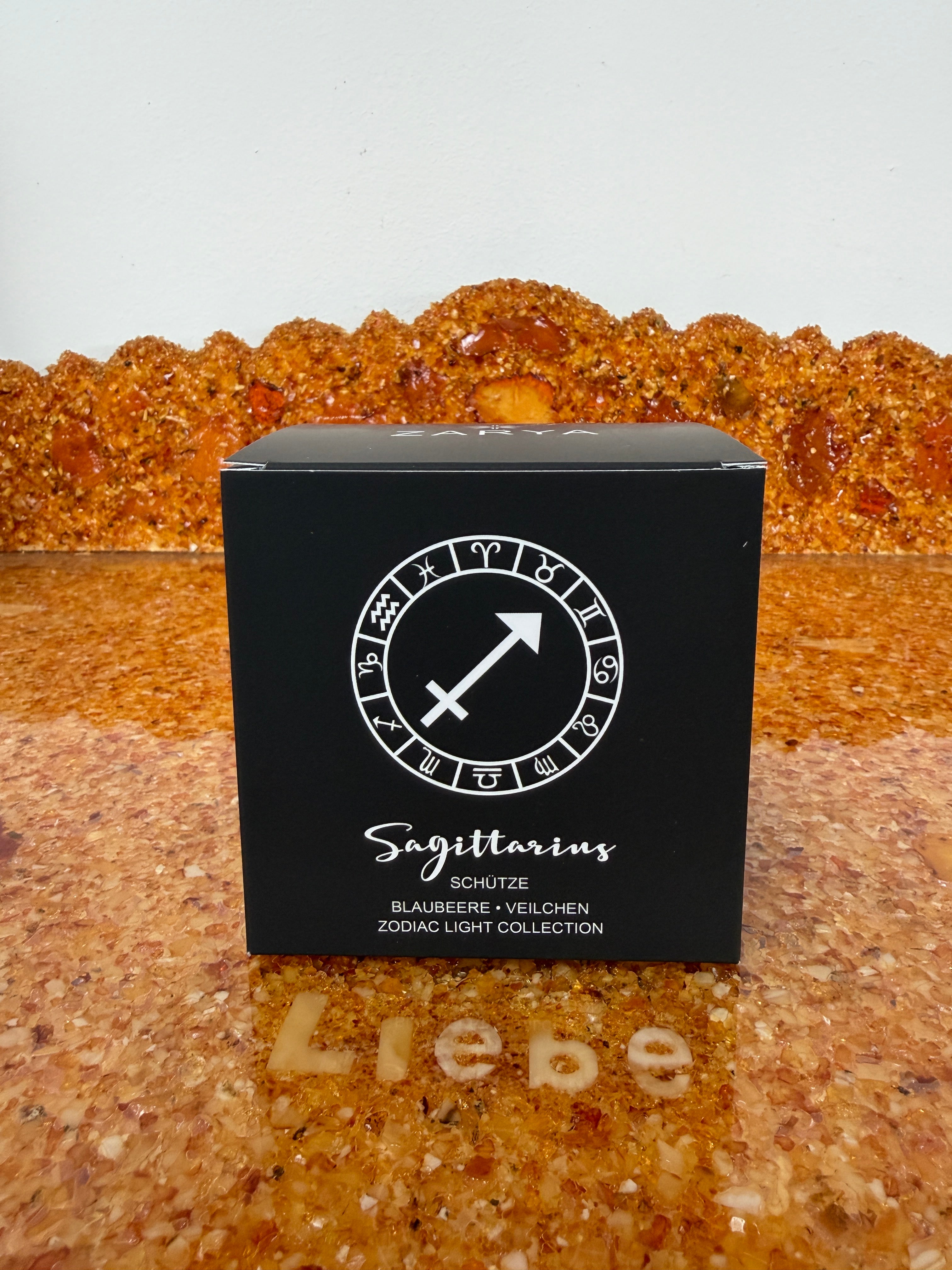 Zarya Sternzeichenduftkerze - Zodiac Light – Schütze (Sagittarius) mit Blaubeere, Veilchen & Edelsteinen