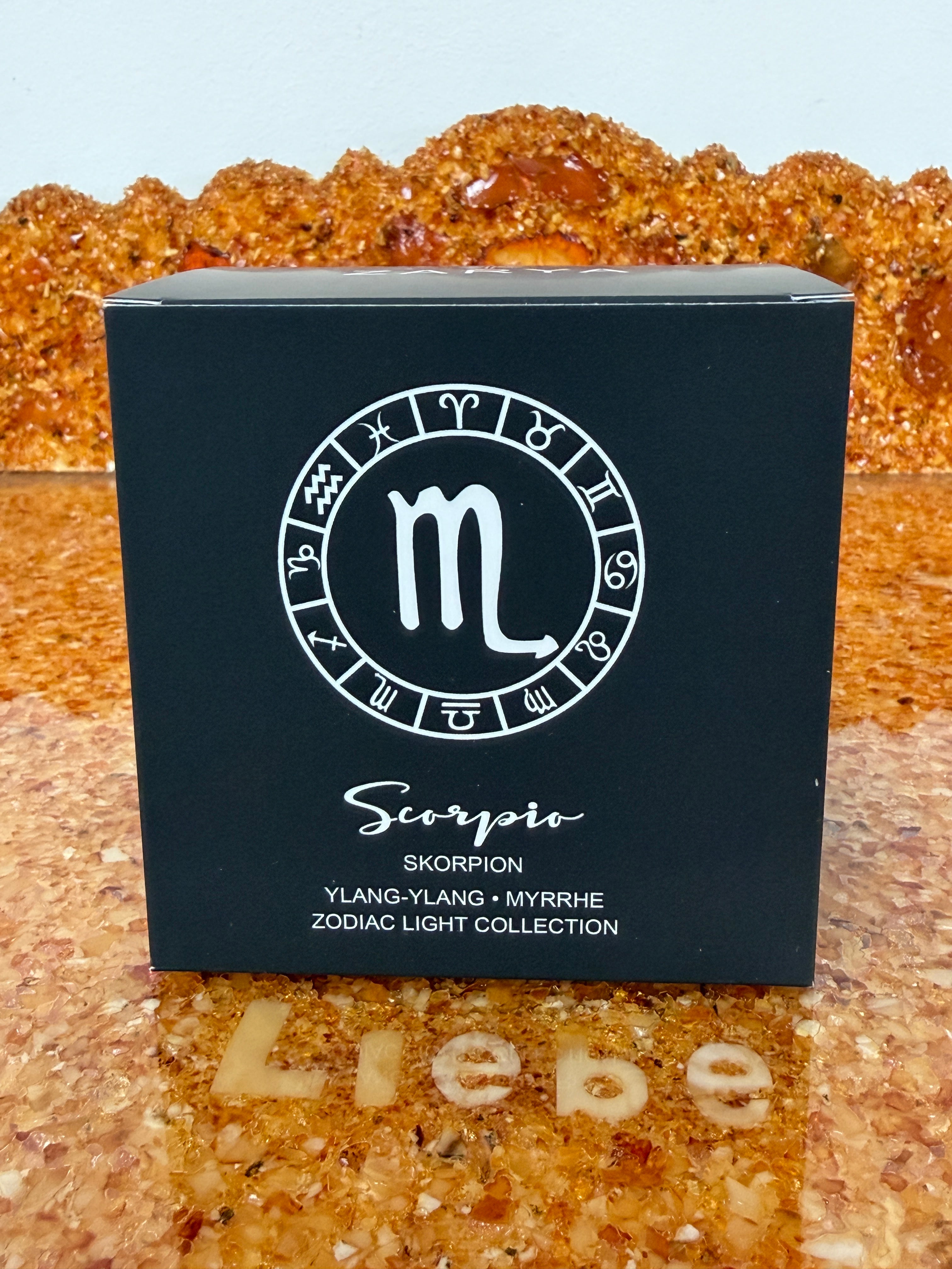 Zarya Sternzeichenduftkerze - Zodiac Light – Skorpion (Scorpio) mit Ylang-Ylang, Myrrhe & Edelsteinen