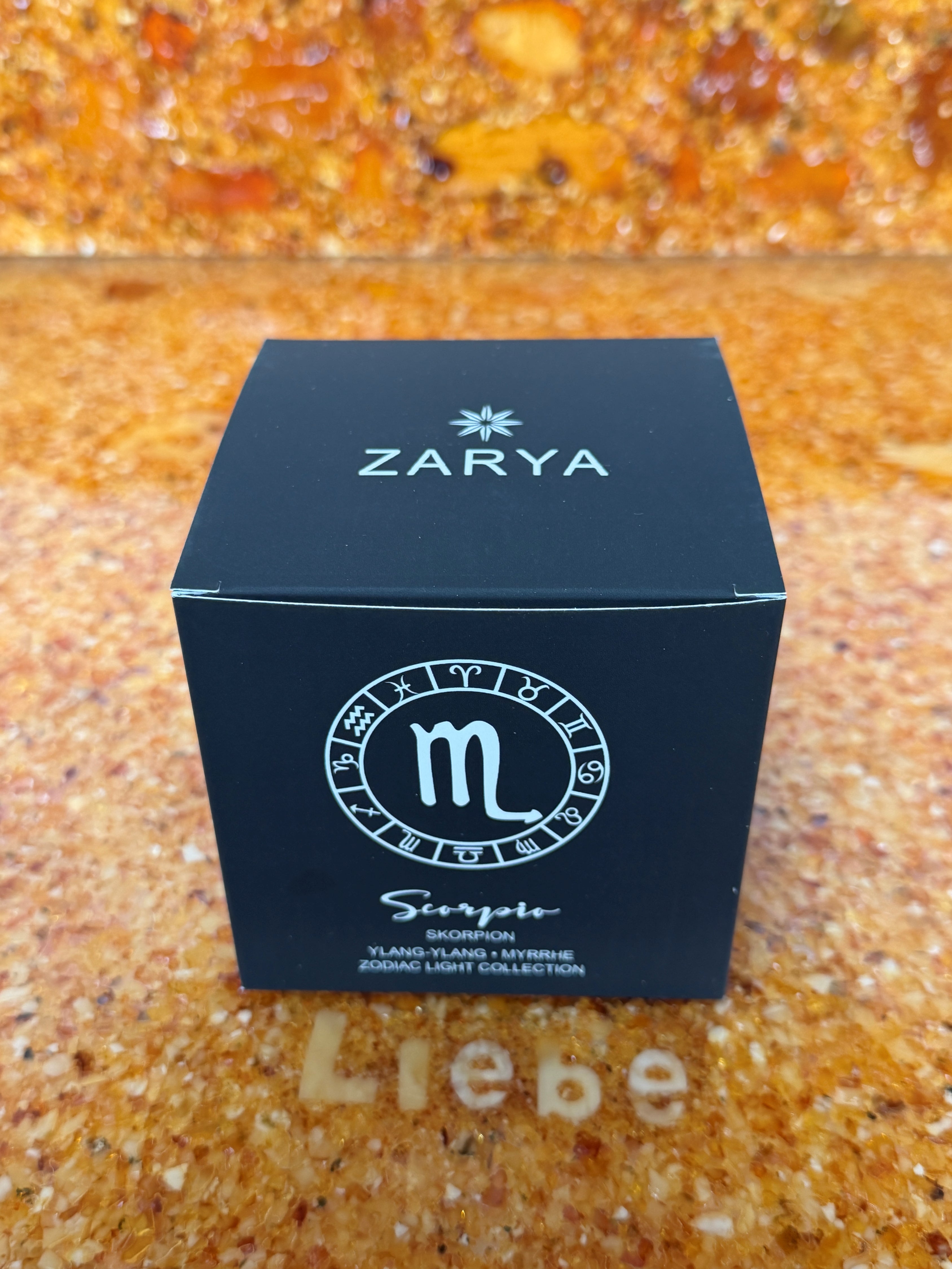 Zarya Sternzeichenduftkerze - Zodiac Light – Skorpion (Scorpio) mit Ylang-Ylang, Myrrhe & Edelsteinen