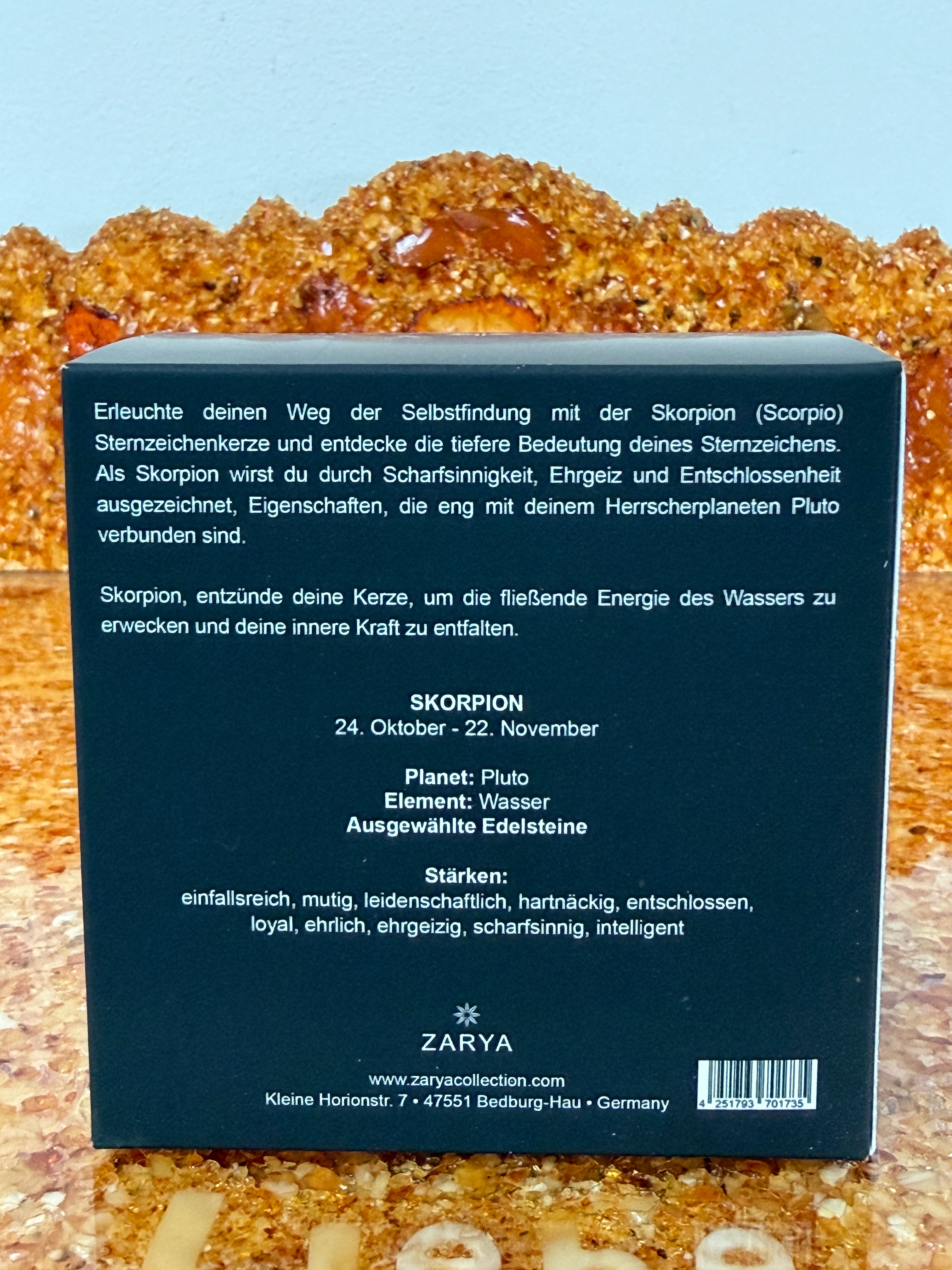 Zarya Sternzeichenduftkerze - Zodiac Light – Skorpion (Scorpio) mit Ylang-Ylang, Myrrhe & Edelsteinen