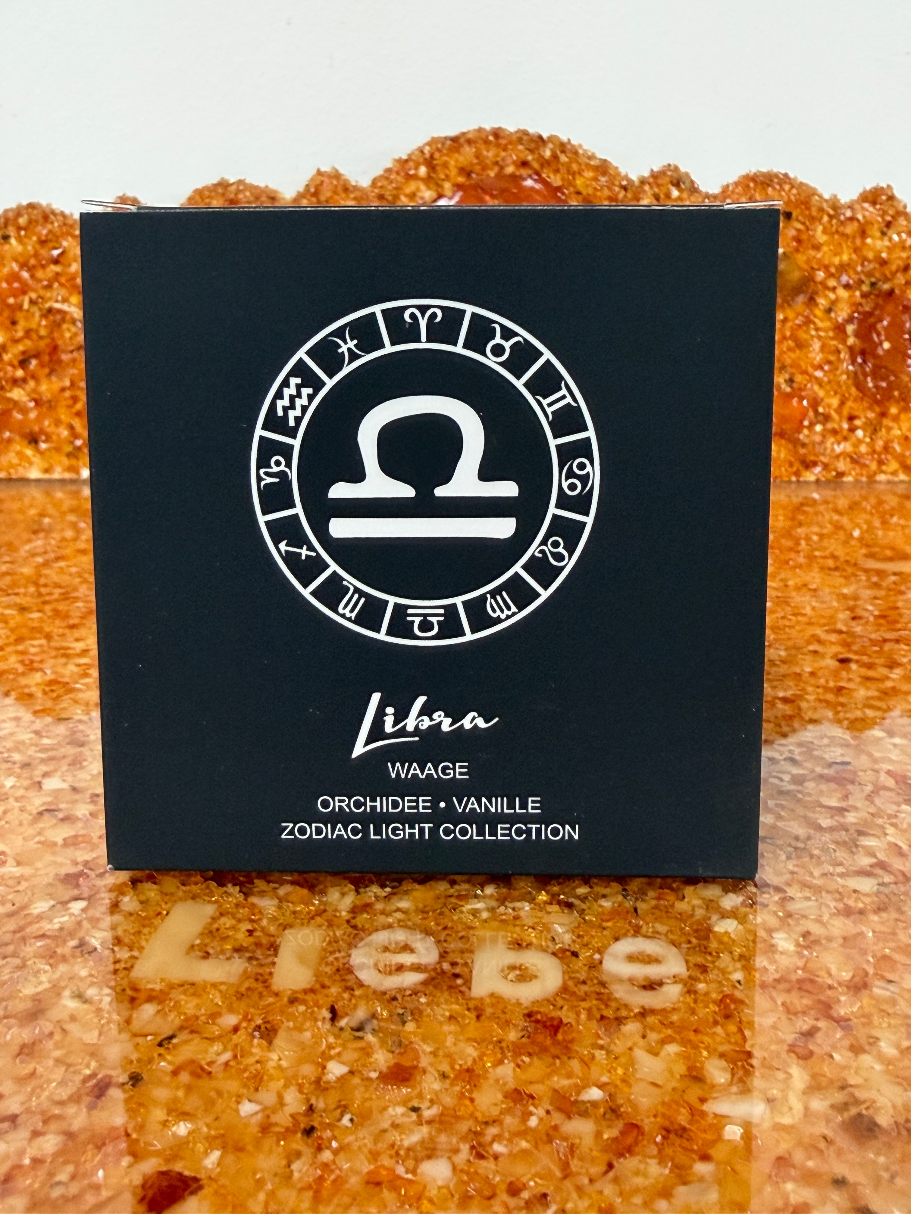 Zarya Sternzeichenduftkerze - Zodiac Light – Waage (Libra) mit Orchidee, Vanille & Edelsteinen